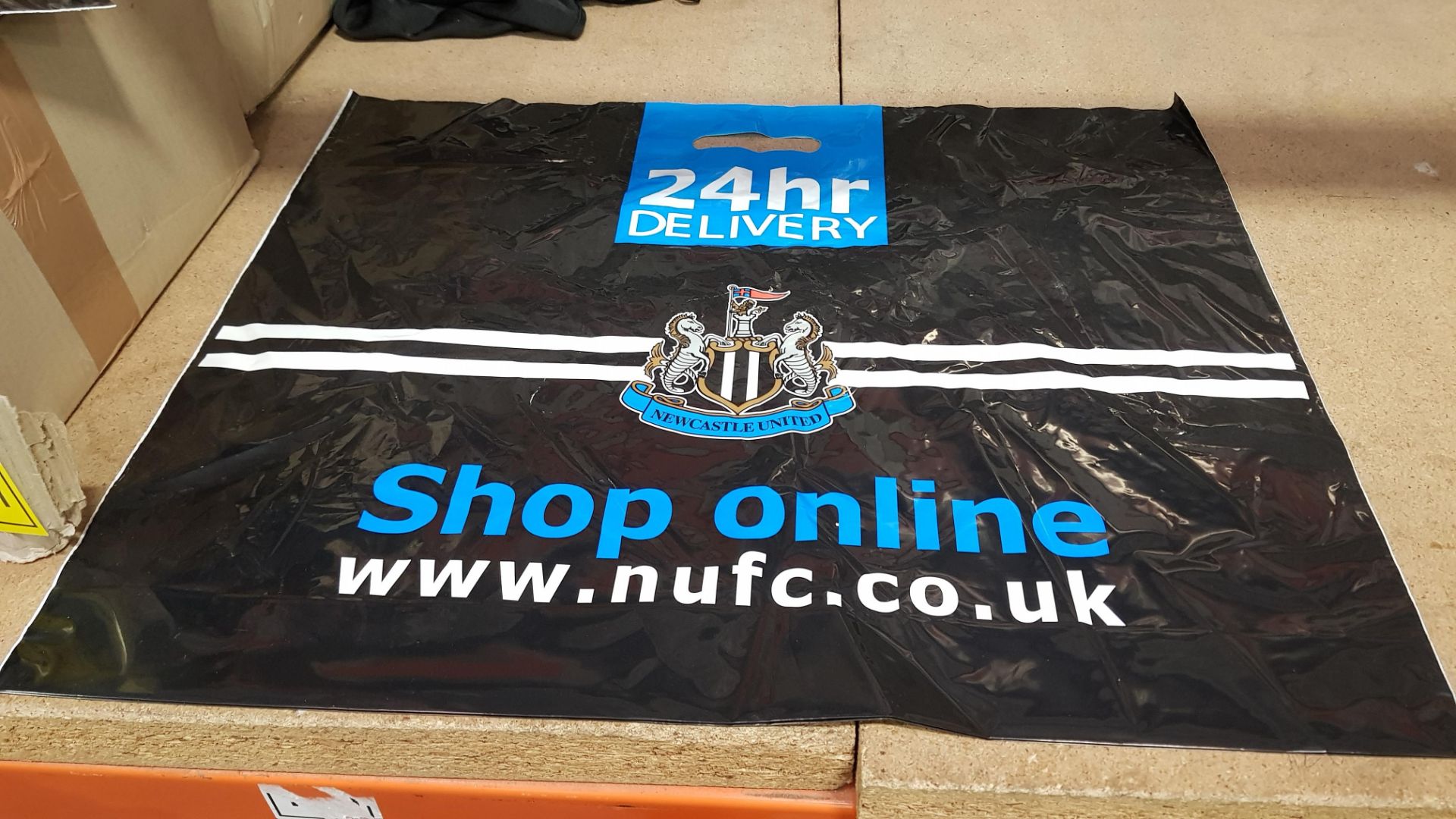APPROX 1500 NEWCASTLE UNITED CARRIER BAGS ( 60 CM WIDTH X 50 CM HEIGHT )