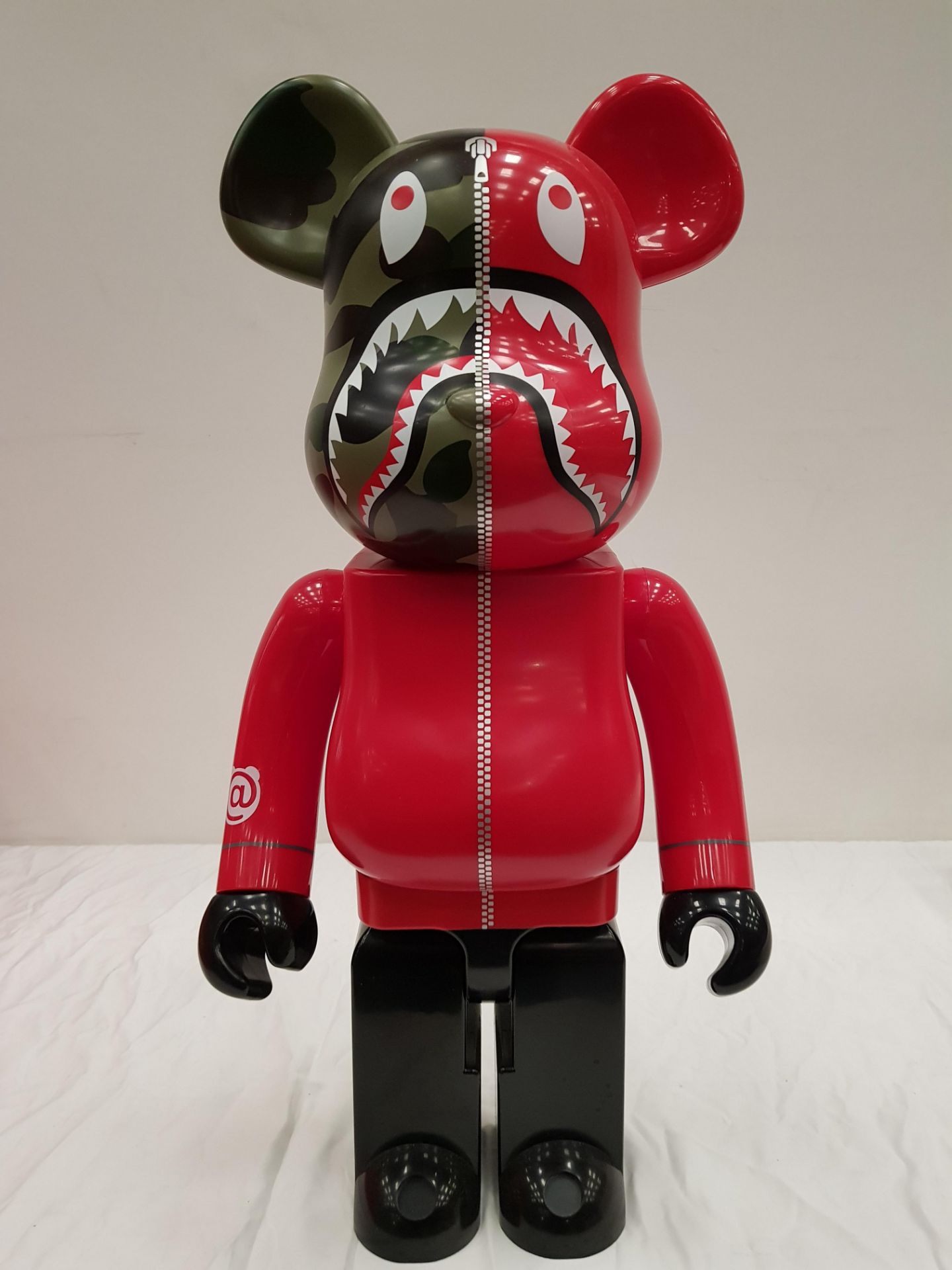 1 X BOXED BEARBRICK A BATHING APE 1ST CAMO SHARK RED 1000% - COLLECTABLE ART FIGURES - 70 CM HEIGHT - Image 2 of 4