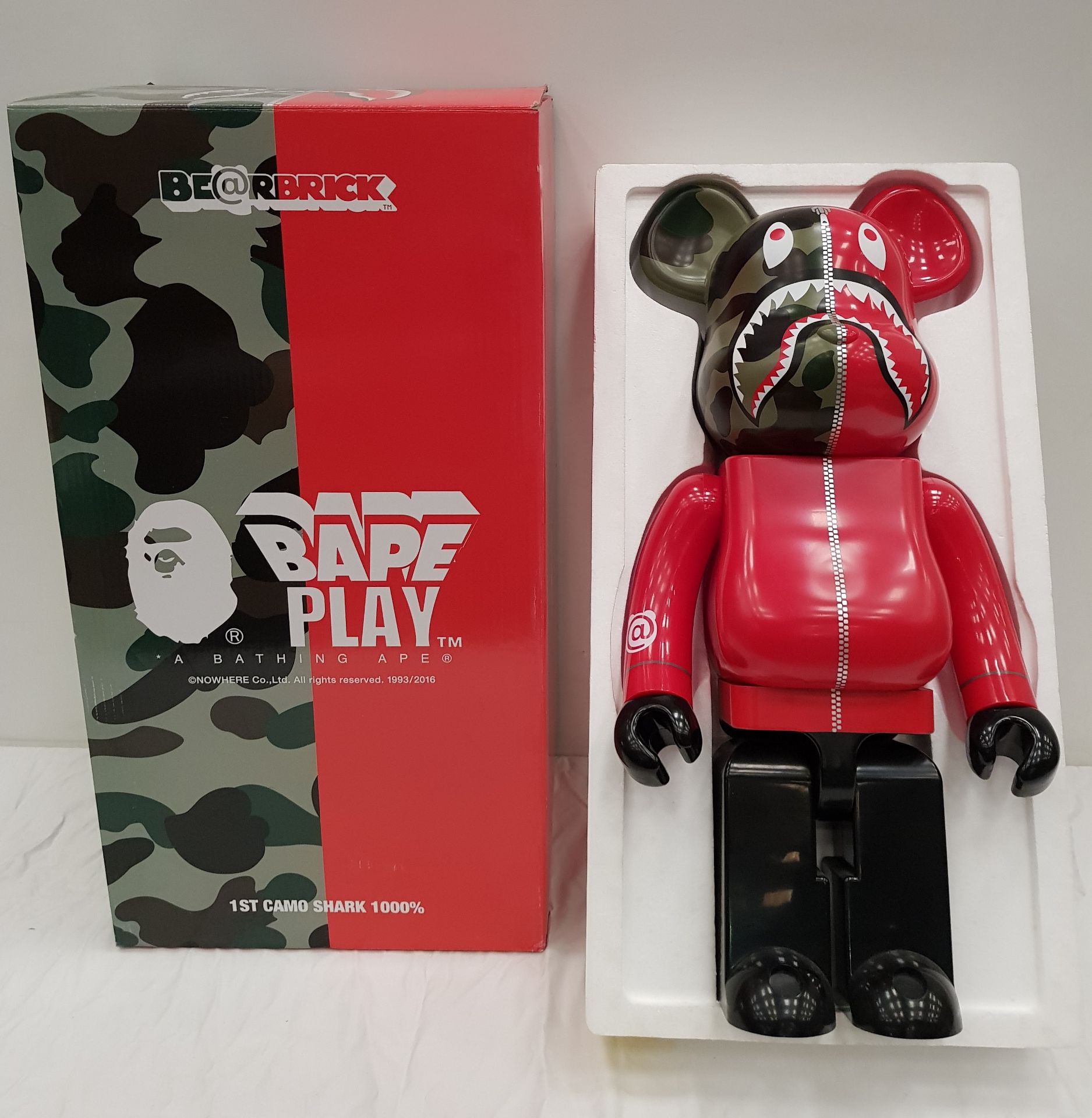1 X BOXED BEARBRICK A BATHING APE 1ST CAMO SHARK RED 1000% - COLLECTABLE ART FIGURES - 70 CM HEIGHT