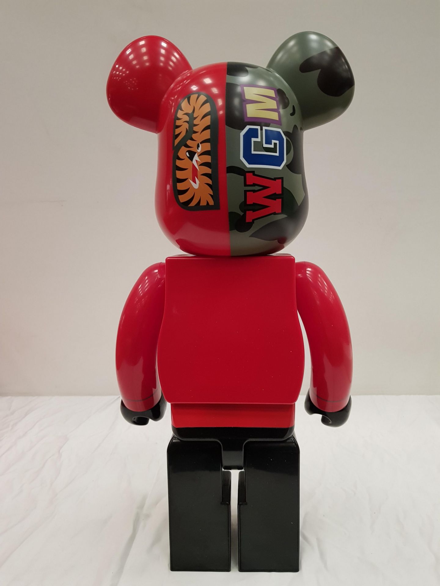 1 X BOXED BEARBRICK A BATHING APE 1ST CAMO SHARK RED 1000% - COLLECTABLE ART FIGURES - 70 CM HEIGHT - Image 3 of 4