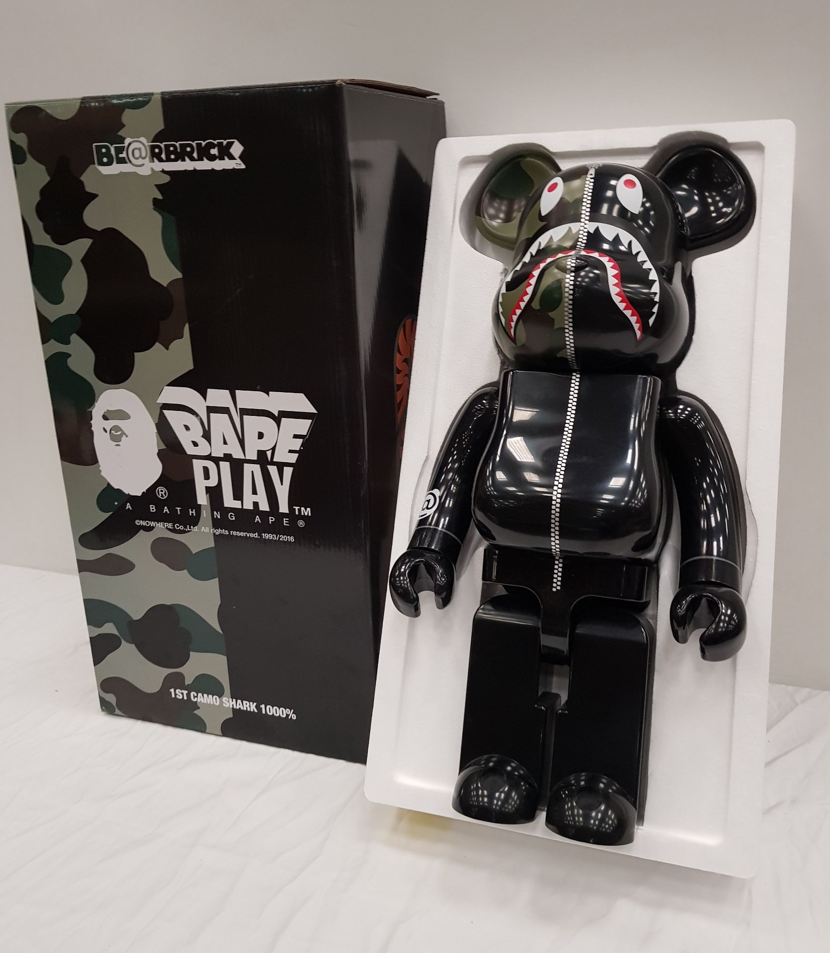 1 X BOXED BEARBRICK A BATHING APE 1ST CAMO SHARK BLACK 1000% - - COLLECTABLE ART FIGURES - 70 CM - Image 4 of 4