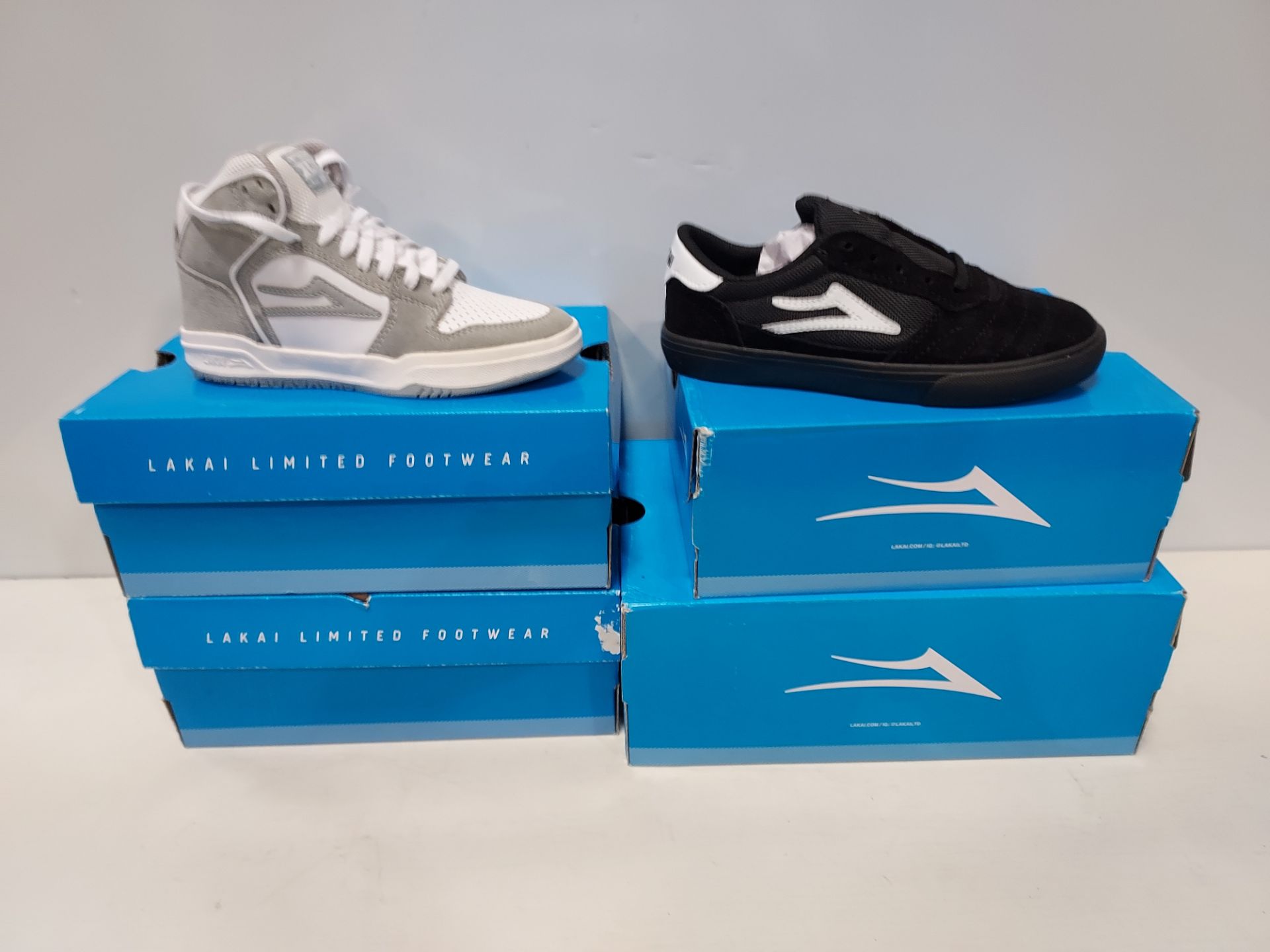 4 X BRAND NEW MIXED SHOE LOT CONTAINING LAKAI CAMBRIDGE IN BLACK/ WHITE IN SIZES ( JNR UK 1 / 4 )