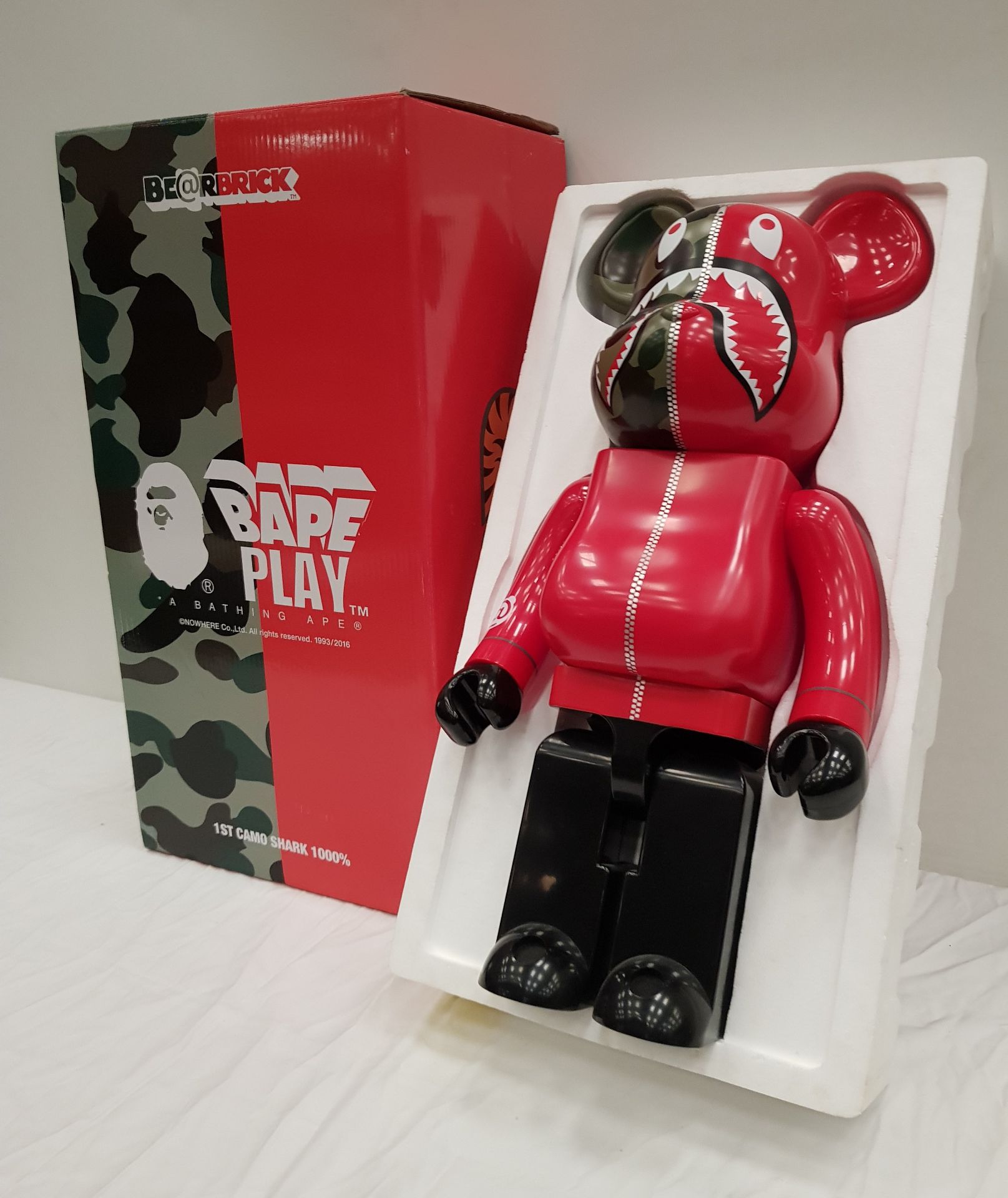 1 X BOXED BEARBRICK A BATHING APE 1ST CAMO SHARK RED 1000% - COLLECTABLE ART FIGURES - 70 CM HEIGHT - Image 4 of 4