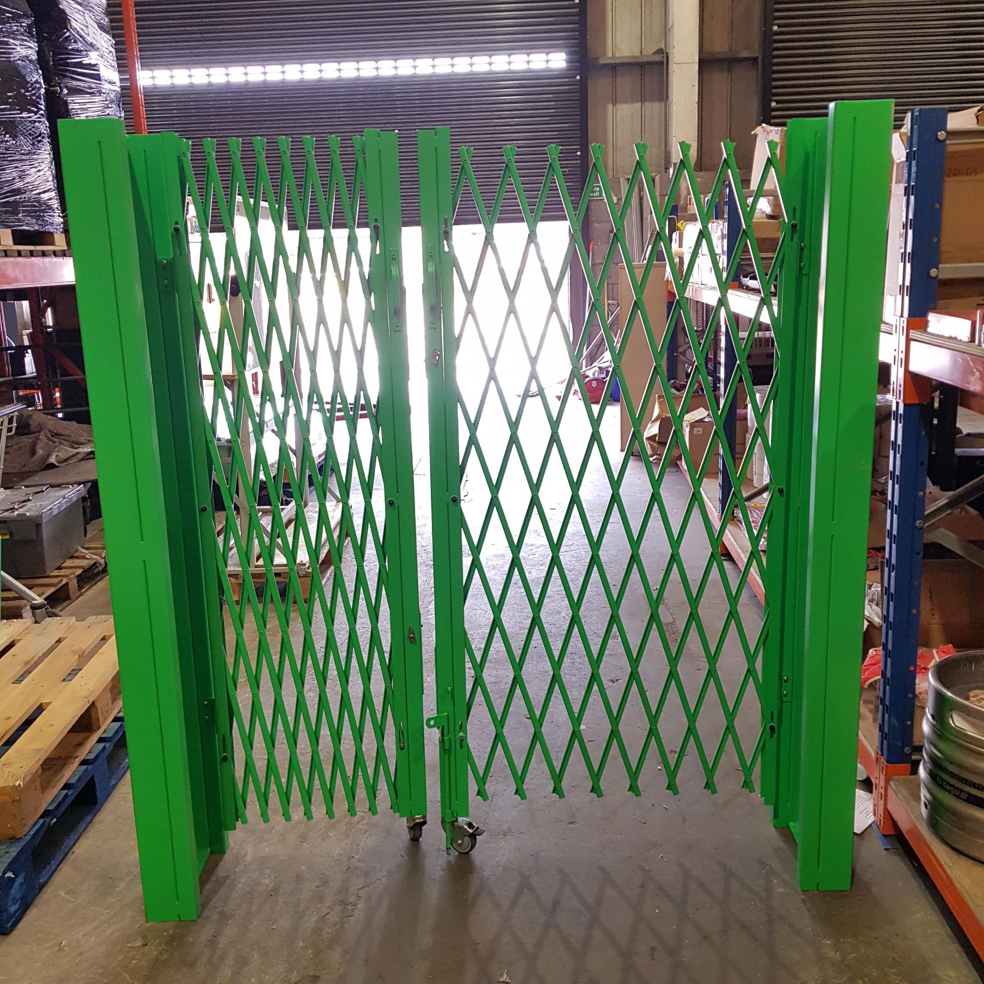1 X METAL FOLDABLE SECURITY GATES 2 FIXED PILLARS LEFT AND RIGHT SIDES L-4M H-160