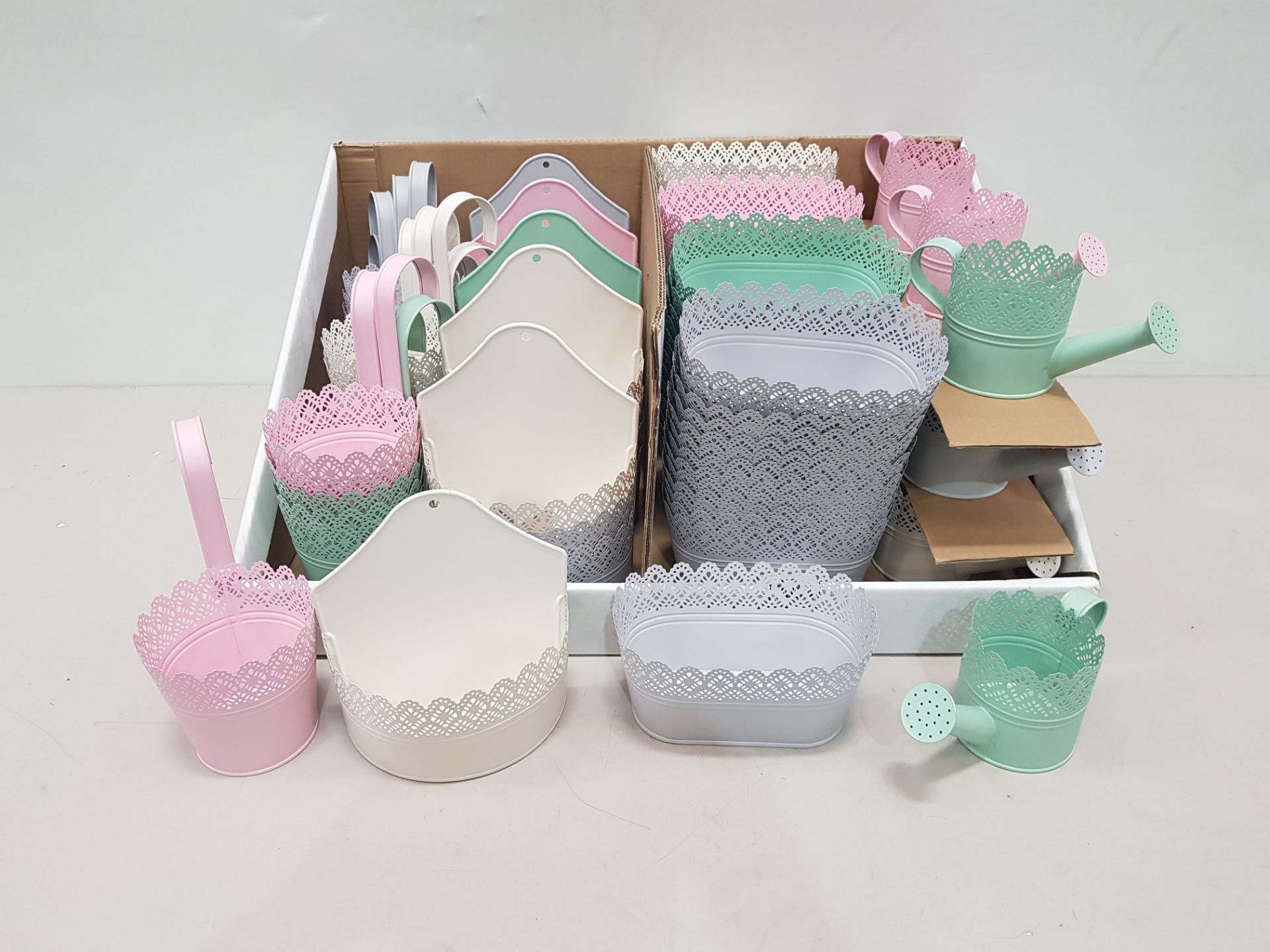 105 X BRAND NEW METAL FLOWER POTS, WATERING CANS & BUCKETS IN ASSORTED COLOURS (LOAD 7 PALLET 13)