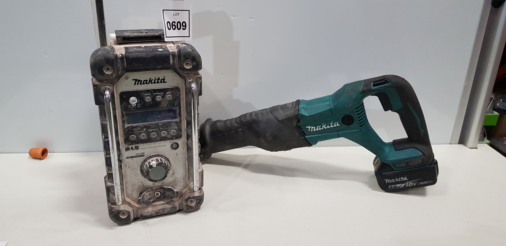 2 PIEVE MIXED TOOL LOT CONTAINING MAKITA DAB RADIO AND 1 X MAKITA RECRIPRICATING SAW WITH BATTERY NO