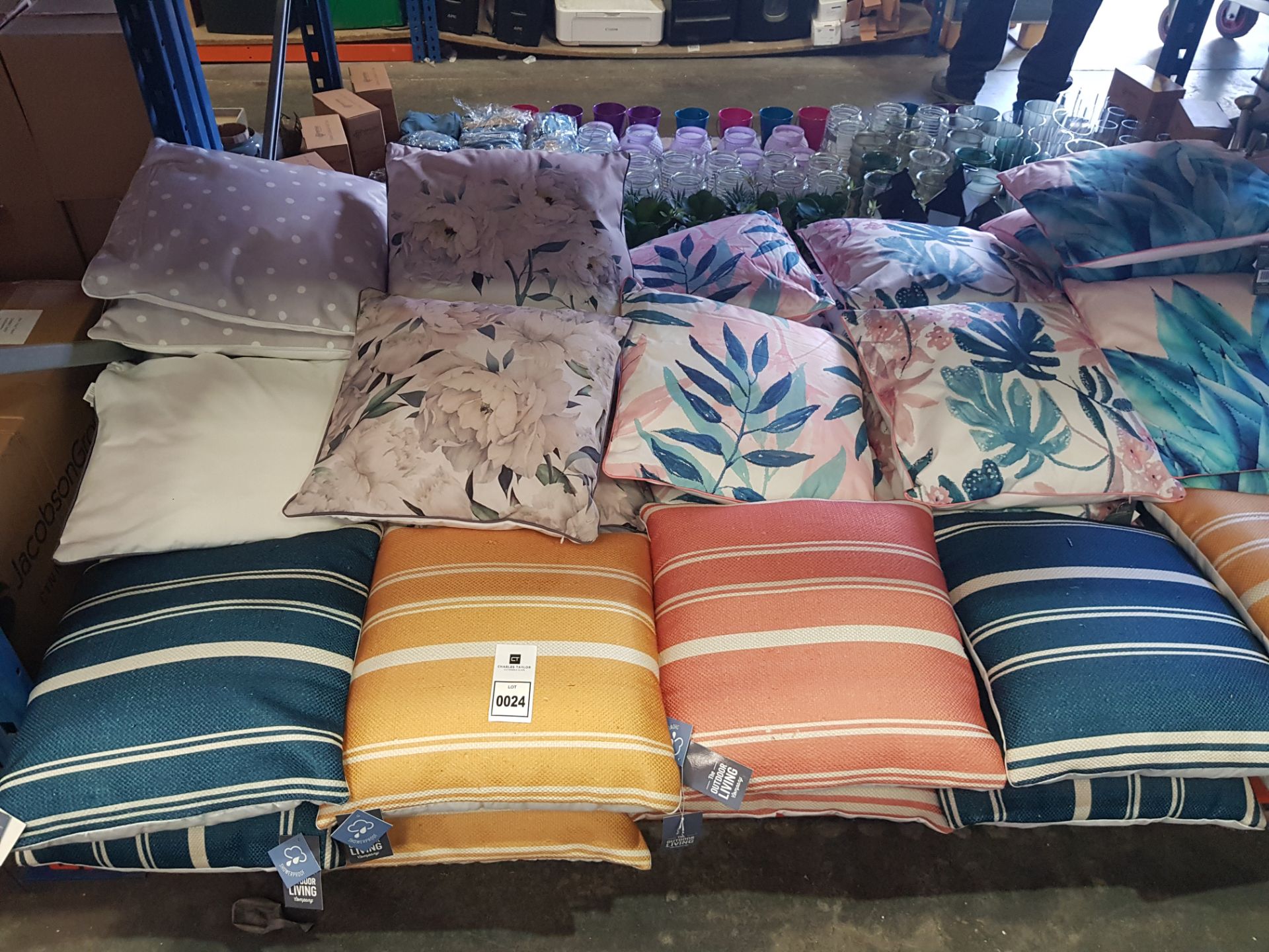 25 X BRAND NEW THE OUTDOOR LIVING CUSHIONS IN VARIOUS STYLES COLOURS