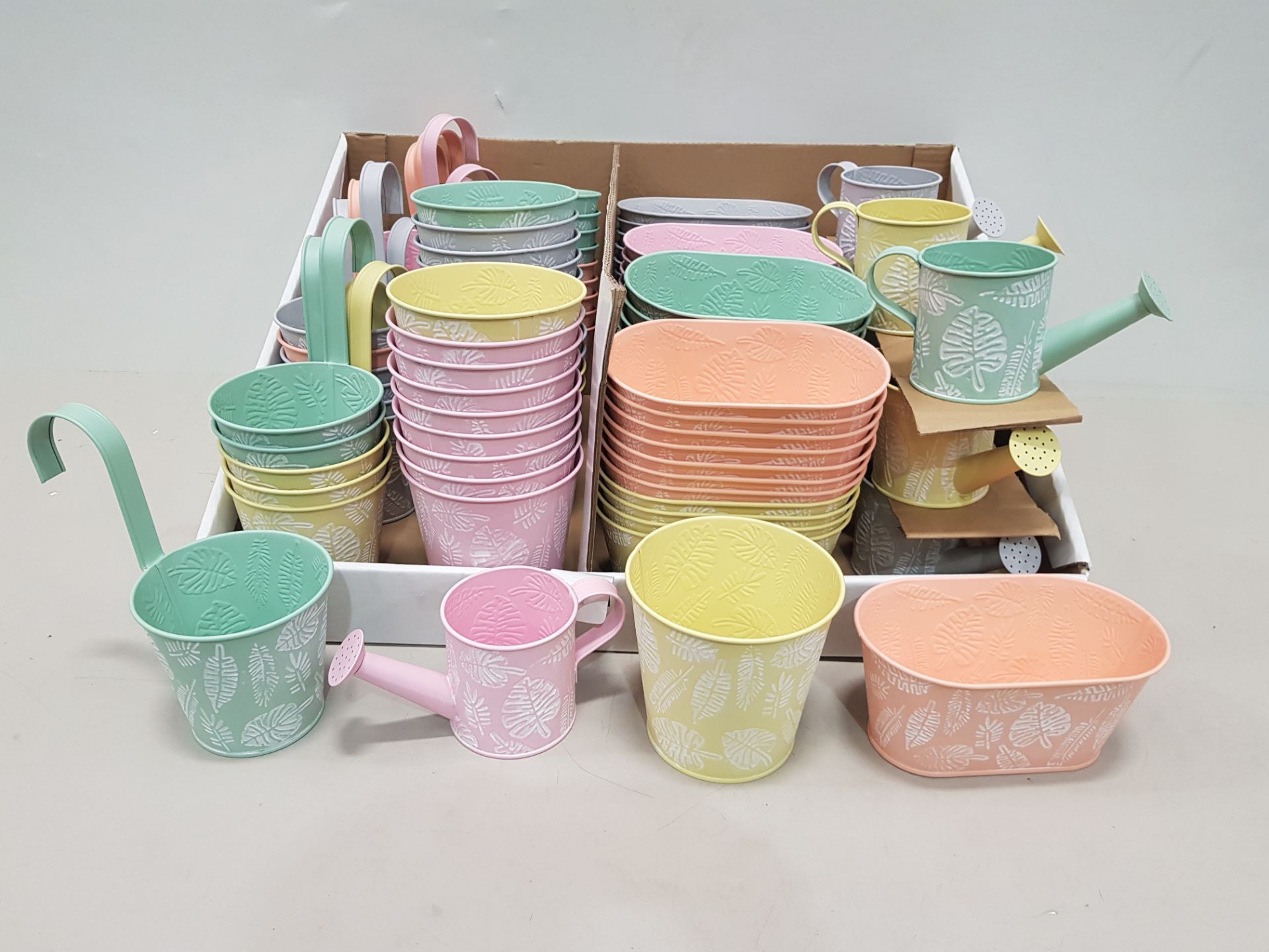 105 X BRAND NEW METAL FLOWER POTS, WATERING CANS & BUCKETS IN ASSORTED COLOURS (LOAD 7 PALLET 13)