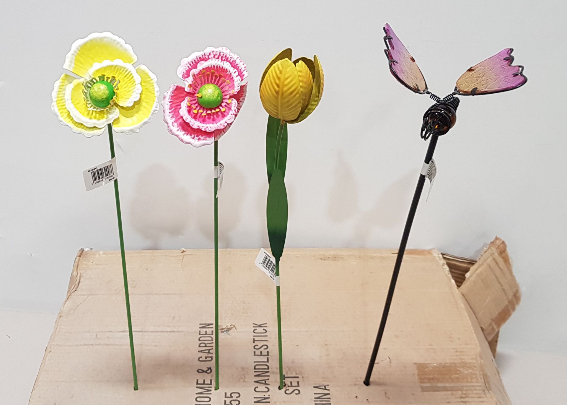 144 X BRAND NEW MIXED PREMIER GARDEN LOT CONTAINING METAL DAISY GARDEN STAKES - PLASTIC BUTTERFLY