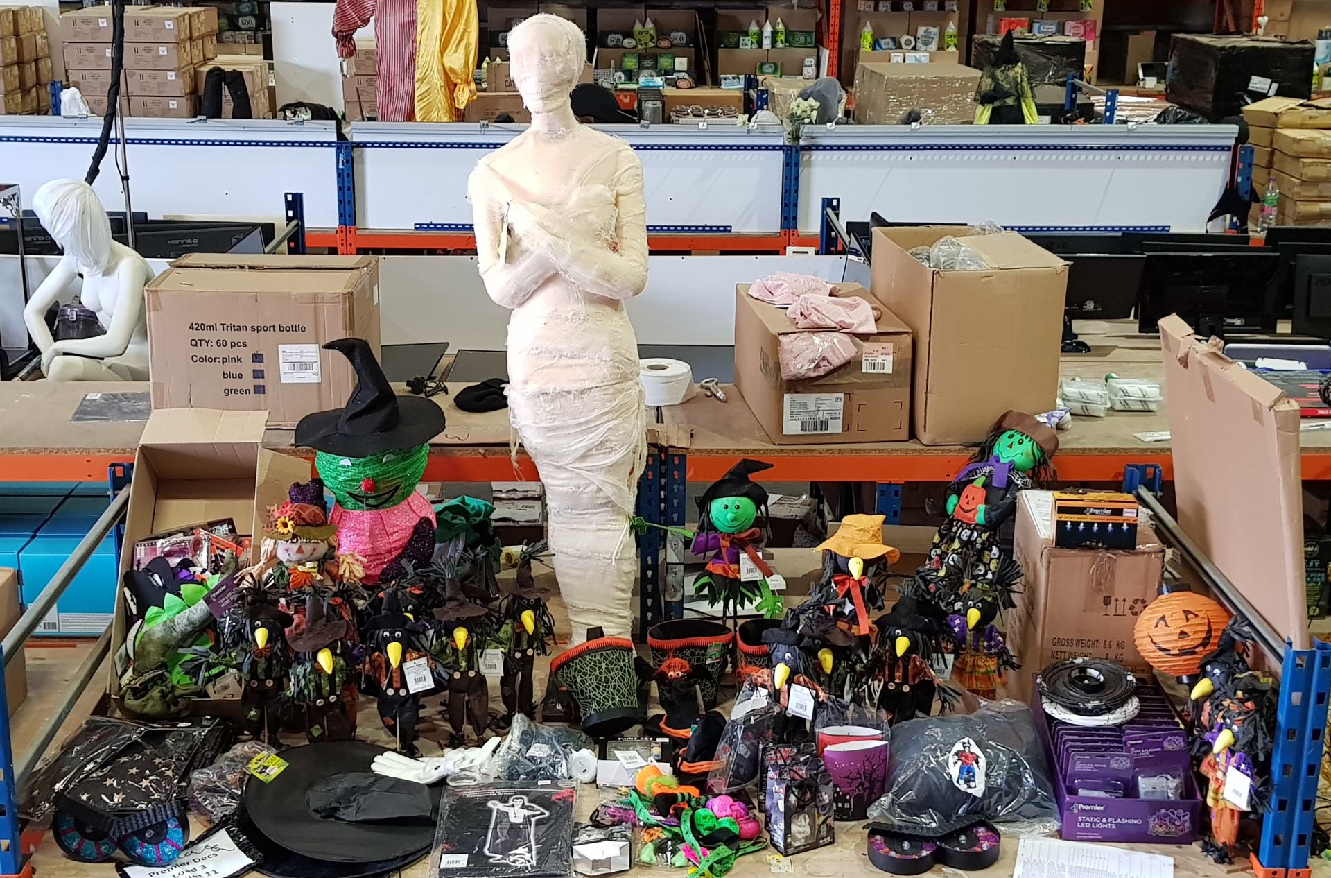 50 X BRAND NEW MIXED HALLOWEEN LOT CONTAINING VARIOUS HALLOWEEN THEMED ITEMS INCLUDING , STAND UP