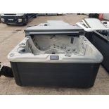 1 X 6 SEATER HOT TUB - 1 LOUNGER AND 5 SEATS - 58 ADJUSTABLE JETS - DIGITAL CONTROLL PANEL BY
