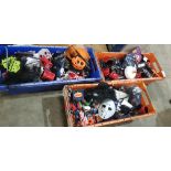 400 PIECE MIXED HALLOWEEN LOT CONTAINING DEVIL DRESS - UP SETS , PUMPKIN CARVING KITS , WITCH'S