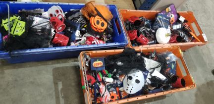 400 PIECE MIXED HALLOWEEN LOT CONTAINING DEVIL DRESS - UP SETS , PUMPKIN CARVING KITS , WITCH'S