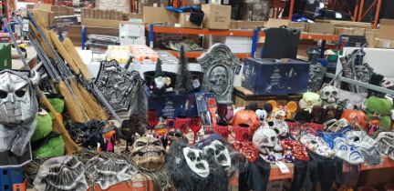 250 PIECE MIXED HALLOWEEN LOT CONTAINING ANIMATED SPOOKY SCAREVROW 6 FEET TALL , SKULL WITH LIGHT UP