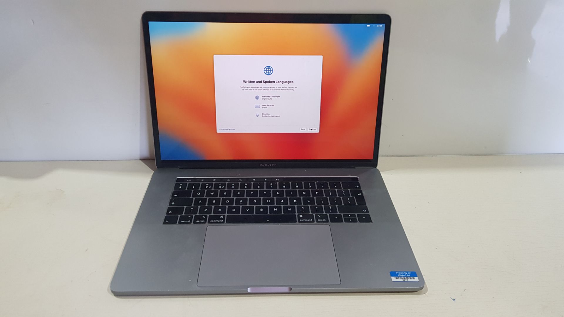 1 X APPLE MACBOOK PRO ( MODEL : A1990 ) 15 INCH SCREEN - LIGHT UP TOUCH BAR - M1 APPLE CHIP - 512 GB