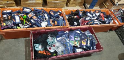 400 PIECE MIXED HALLOWEEN LOT CONTAINING DEVIL DRESS - UP SETS , PUMPKIN CARVING KITS , WITCH'S