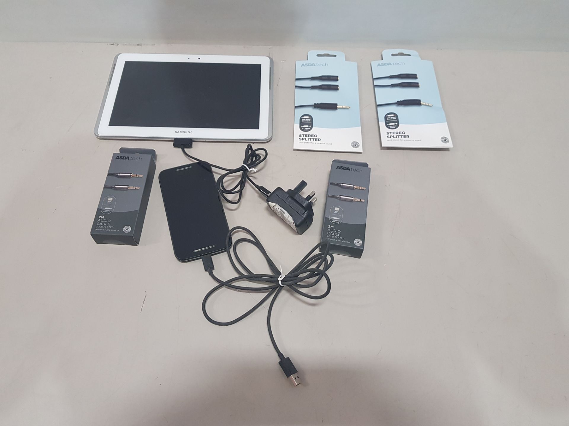 6 PIECE MIXED LOT CONTAINING 1X SAMSUNG TABLET 10 INCH SCREEN 16GB WITH CHARGER, 1X MOTOROLA
