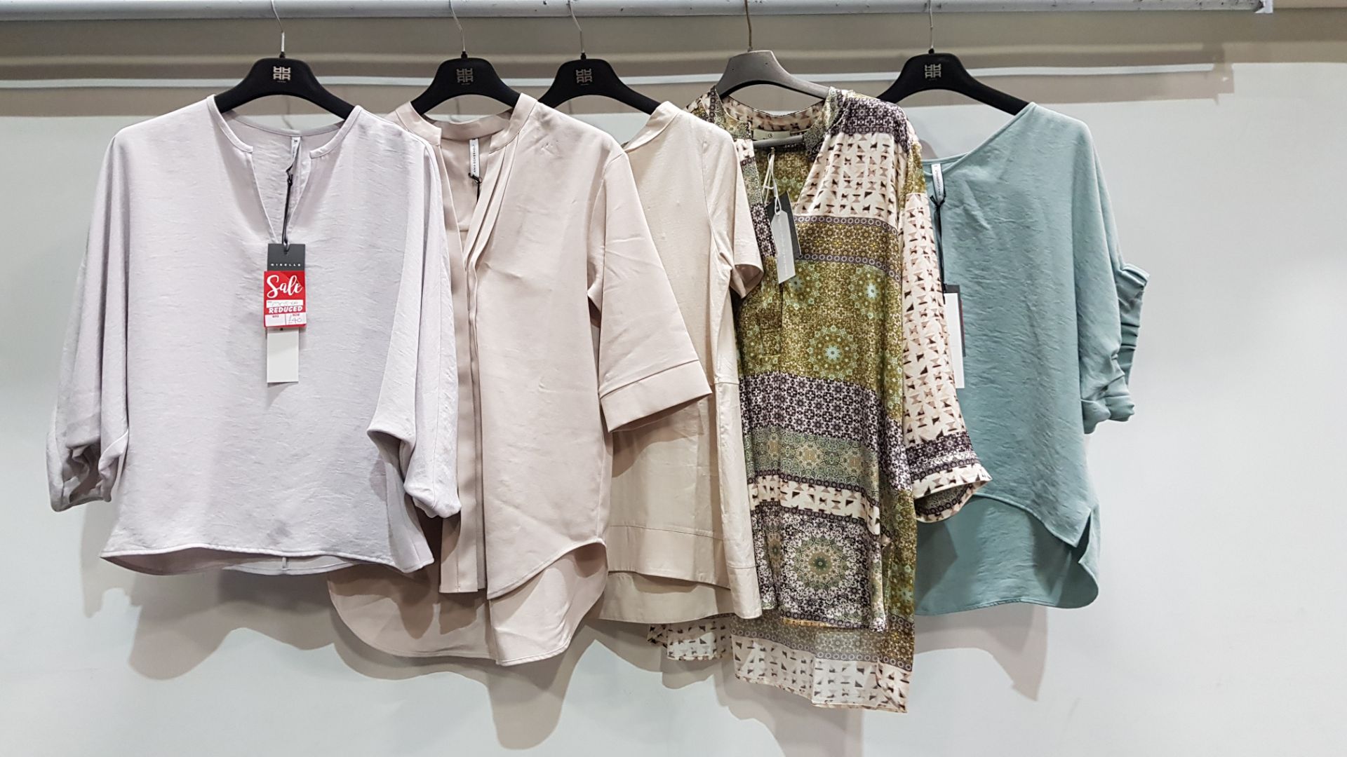 5 PIECE MIXED BRAND NEW CLOTHING LOT CONTAINING 3 X ANNIE SCHIERHOLT TOPS, 1 X ALPHA TOP AND 1 X