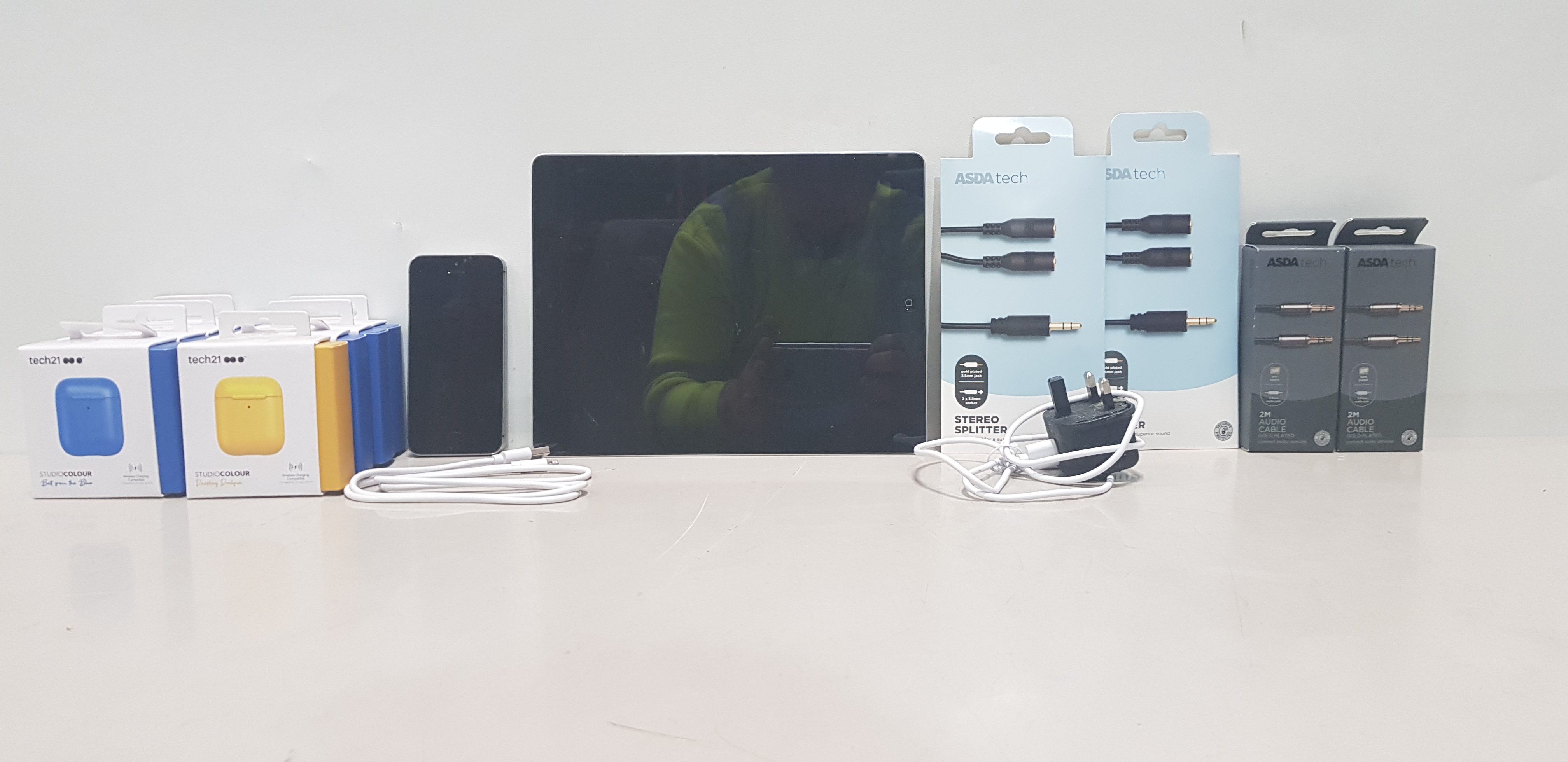 14 PIECE MIXED LOT CONTAINING 1 X APPLE IPAD 4TH GEN 16GB STORAGE, 2X STEREO SPLITTER, 2X 3.5MM JACK