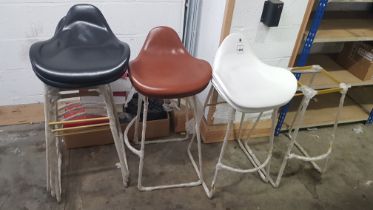 6 X VARIOUS COLOURED BARSTOOLS IN VARIOUS COLOURS TO INCLUDE 2 IN WHITE 2 IN BROWN AND 2 IN