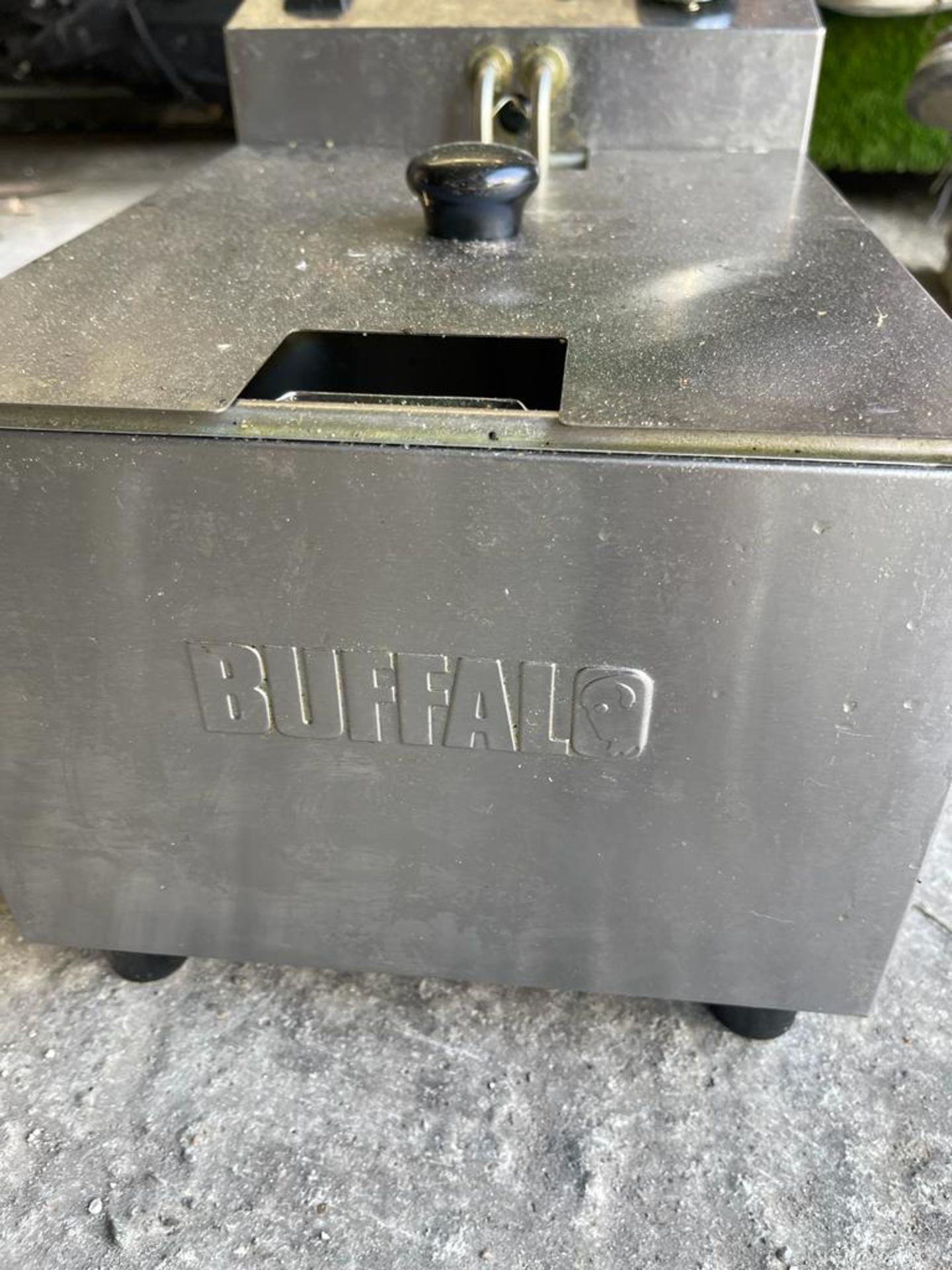 1 X STAINLESS STEEL BUFFALO DEEP FAT FRYER - SINGLE MODEL NO: FC256 *** NOTE THIS ITEM IS LOCATED IN