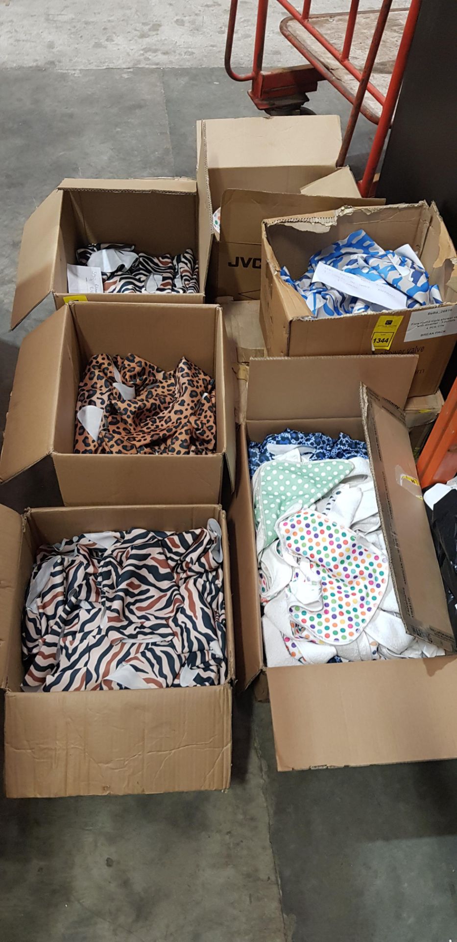 400+ BRAND NEW LOT CONTAINING BRAND NEW DOG T SHIRTS AND BIBS IN SMALL MEDIUM AND LARGE , IN VARIOUS - Image 2 of 2