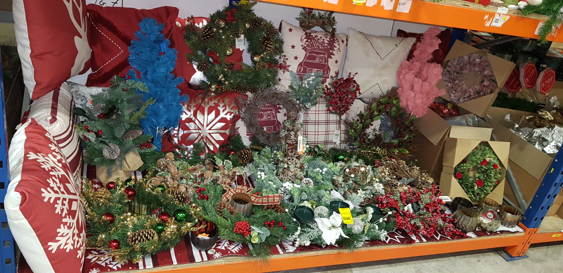 40 + BRAND NEW MIXED PREMIER CHRISTMAS DECORATION LOT CONTAINING 50 CM NATURAL WREATH WITH TARTAN