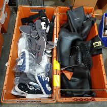 47 X MIXED SHOE LOT CONTAINING DUNLOP WELLYS - DUNLOP KNEE HIGH WELLYS - SLAZENGER PUMPS - STUDIO