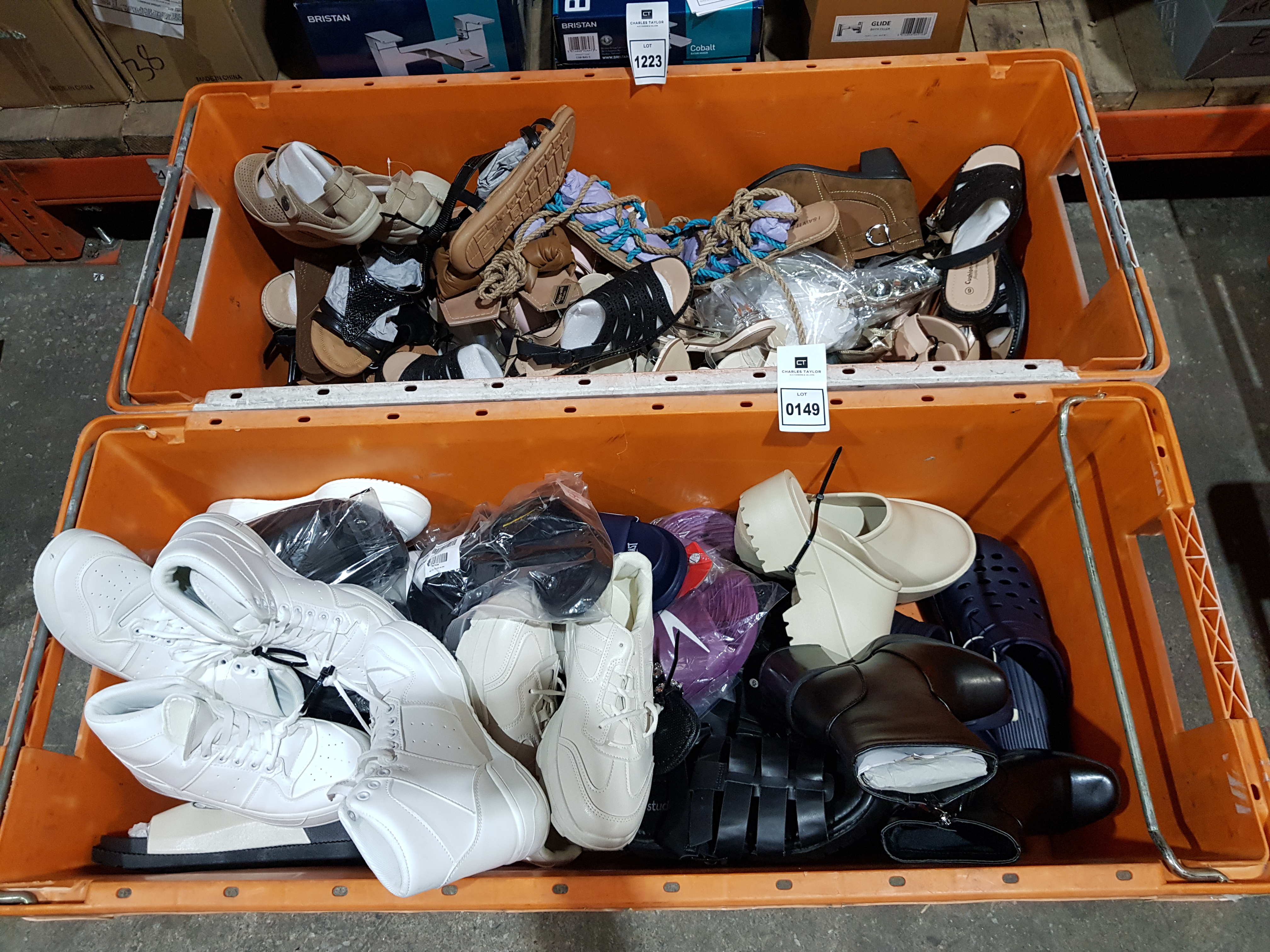 50 X MIXED SHOE LOT CONTAINING EVERLAST SLIDERS - CUSHION WALK SANDALS - CRUSH HEELED ANKLE