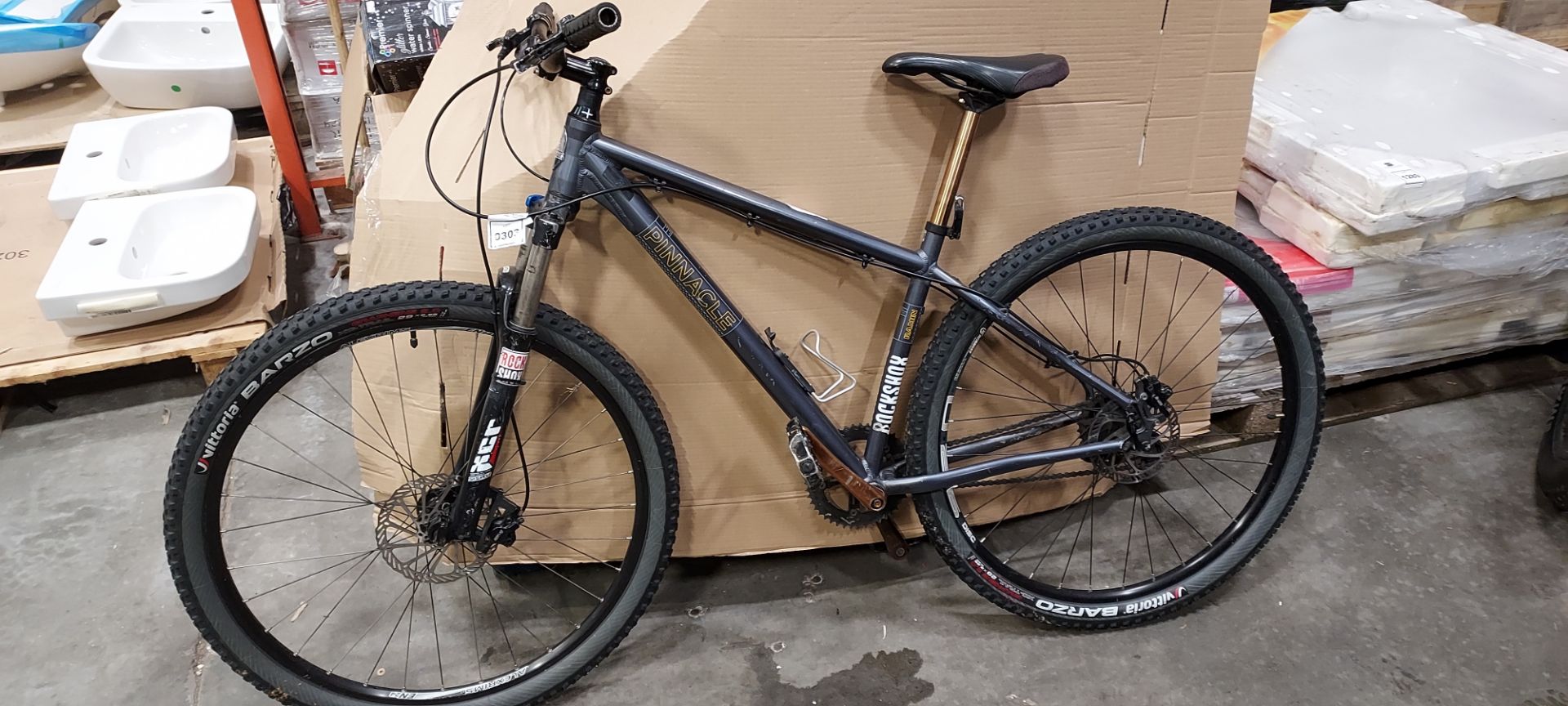 1X PINNACLE ROCKSHOX MOUNTAIN BIKE, 8 GEARS, 45CM, FRONT FORK SUSPENSION, DISK BREAKS