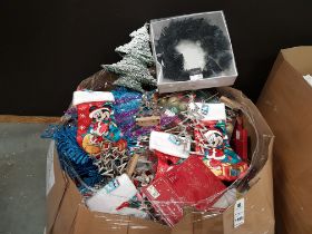 250+ PIECE MIXED CHRISTMAS MEDIUM PALLET LOT CONTAINING SNOW EFFECT SMALL XMES TREE , CHRISTMAS