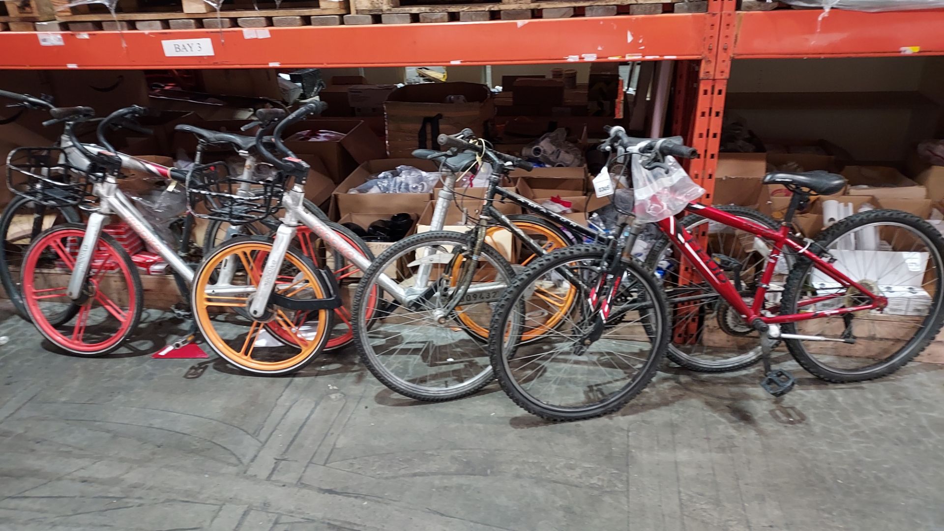 5X MIXED BIKE LOT, CONTAINING, 1X CARRERA VULCAN MOUNTAIN BIKE, 1X RALLY AMAZON ROAD BIKE, 1X APOLLO