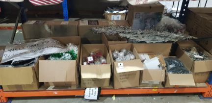 250 + BRAND NEW MIXED PREMIER CHRISTMAS LOT CONTAINING DECORATIVE BEAD GARLANDS / PRE-LIT