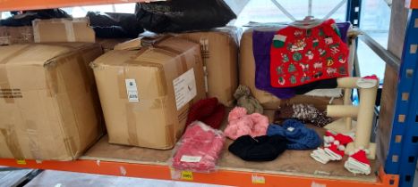 APPROX 500+ PIECE MIXED LOT CONTAINING - MINI SANTA HATS - CAT SCRATCHERS - VARIOUS WINTER HATS -