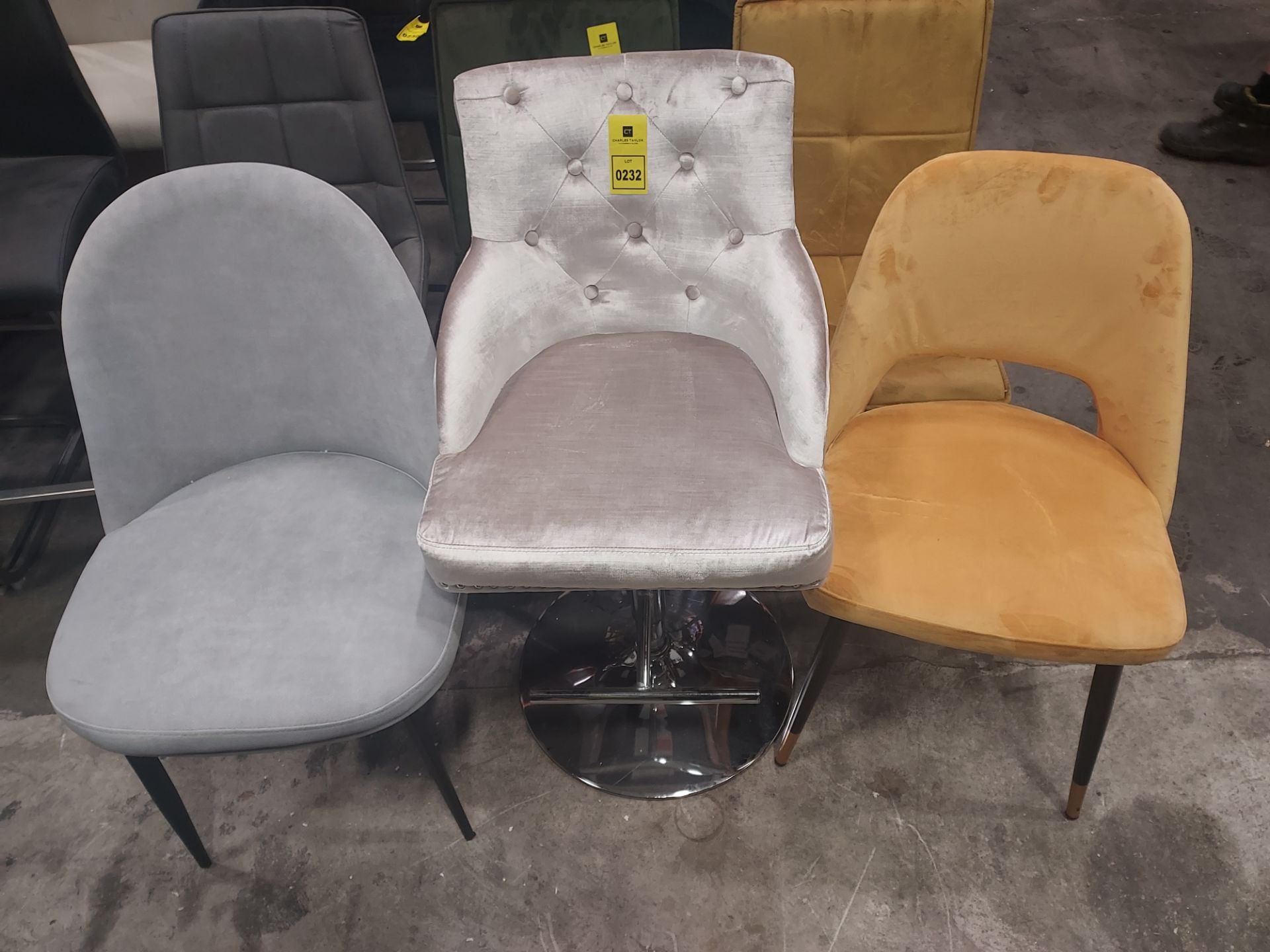 3 X MIXED CHAIR LOT CONTAINING - 1X BAR STOOL IN VELVET SILVER - 2X VELVET DINING CHAIRS