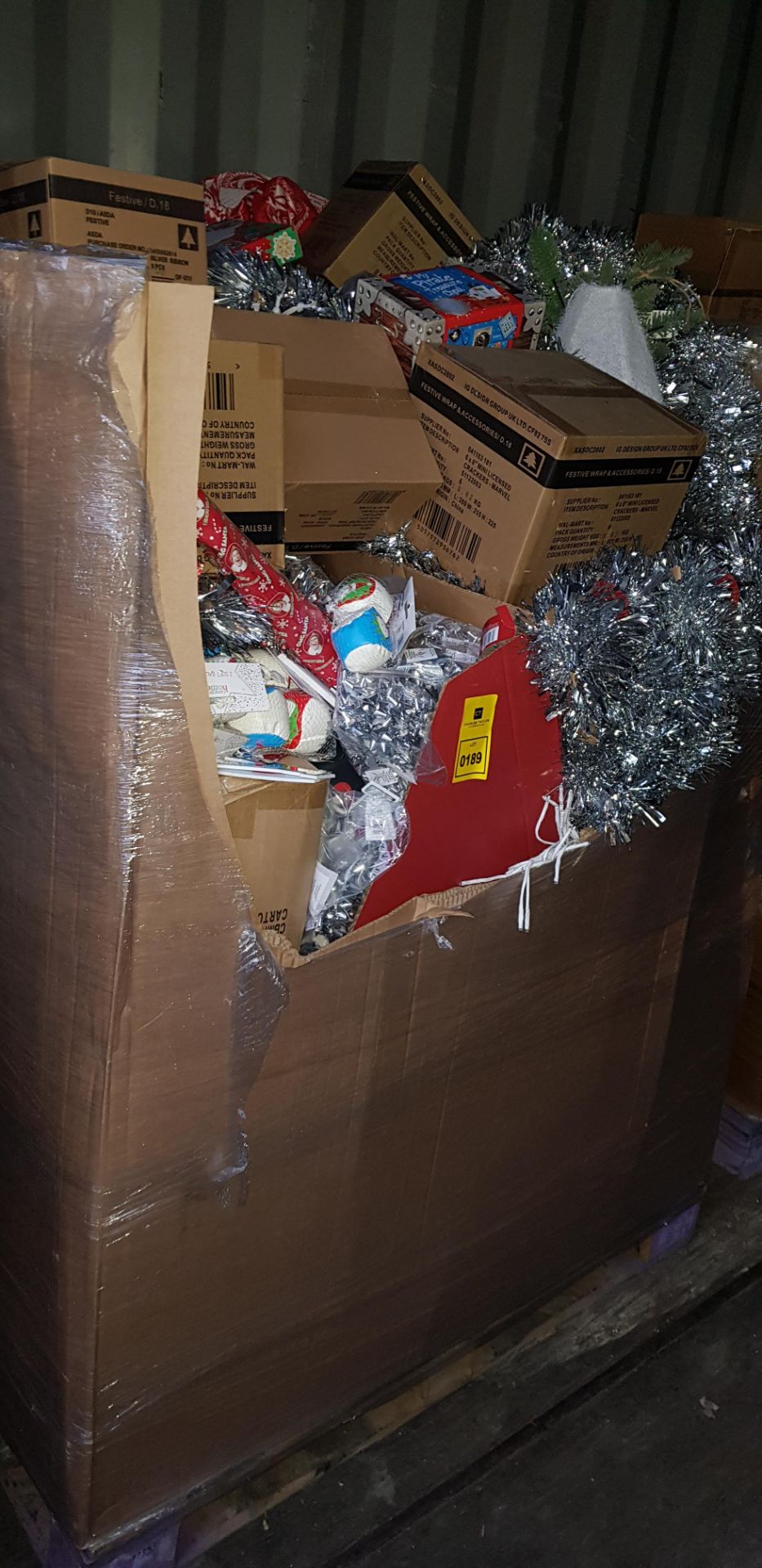 FULL PALLET MIXED CHRISTMAS ENGLAND LOT CONTAINING SILVER RIBBONS, MARVEL CRACKERS, 3M TINSELS, MAKE