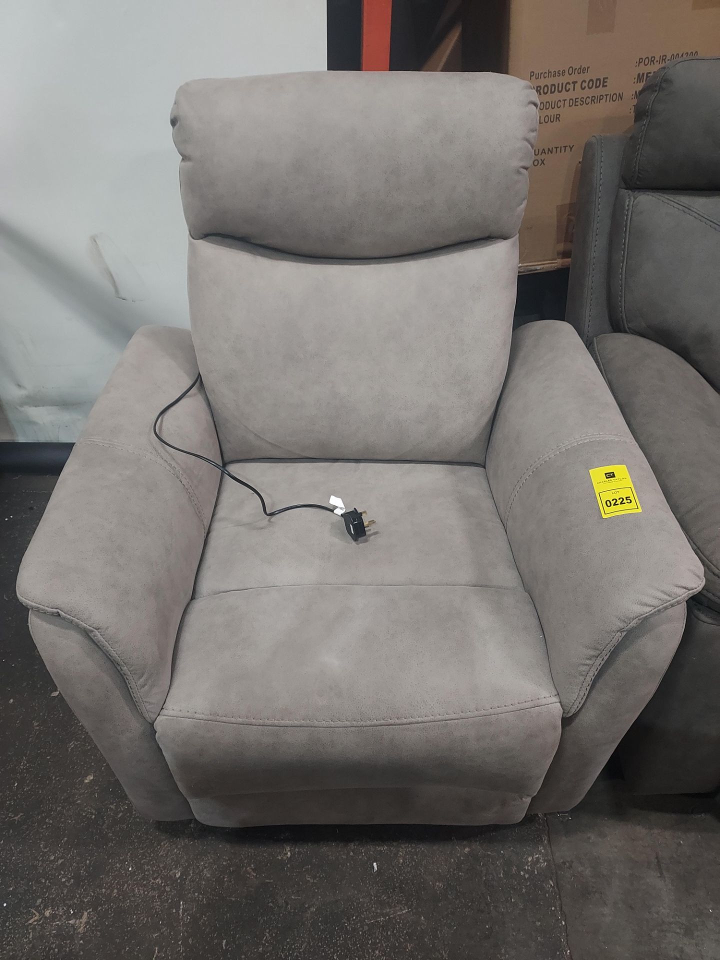 1 X ELECTRIC RECLINER SOFA CHAIR - PLEASE NOTE CUSTOMER RETURNS - SLIGHT STAINS