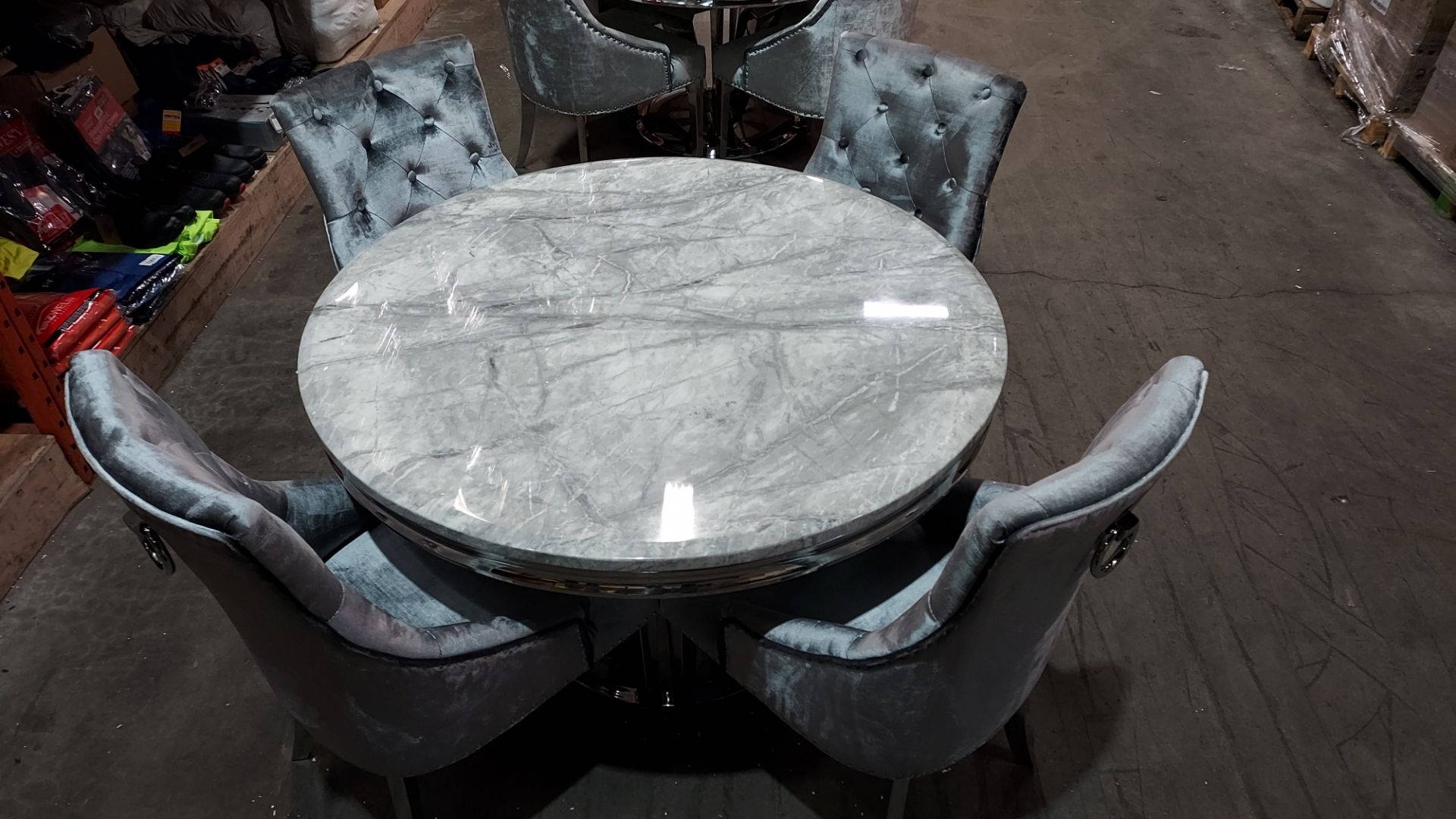 1 X ARTURO ROUND MARBLE TOP DINING TABLE WITH 4 SILVER VELVET BUTTONED BACK CHAIRS ( DIAMETER 130 CM