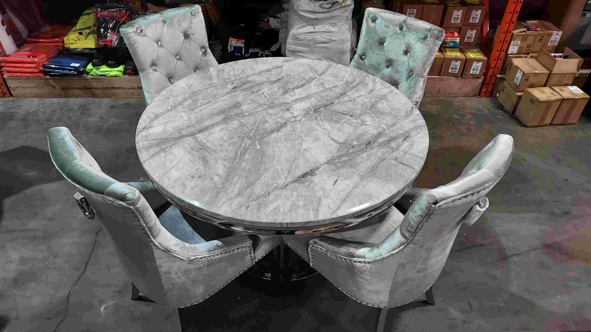 1 X ARTURO ROUND MARBLE TOP DINING TABLE WITH 4 SILVER VELVET BUTTONED BACK CHAIRS ( DIAMETER 130 CM