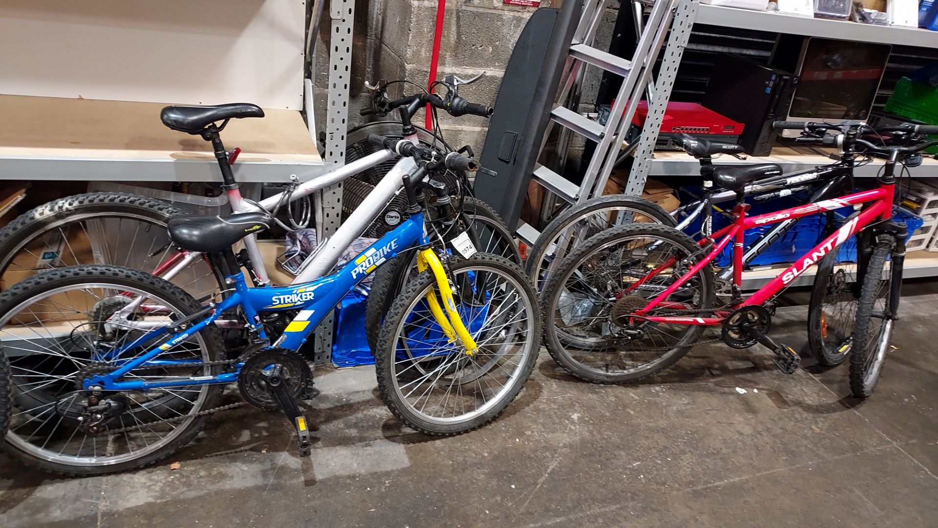 4 X MIXED BIKE LOT TO INCLUDE - 1X STTIKER PRO BIKE - 1X UNNAMED BIKE - 1X SCOTT BIKE - APOLLO BIKE