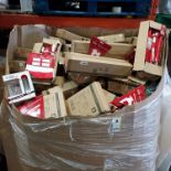 FULL PALLET MIXED ENGLAND CHRISTMAS LOT CONTAINING 3 PLY NAPKINS, FACE PAINT, MUGS, CAR FLAGS, WORLD