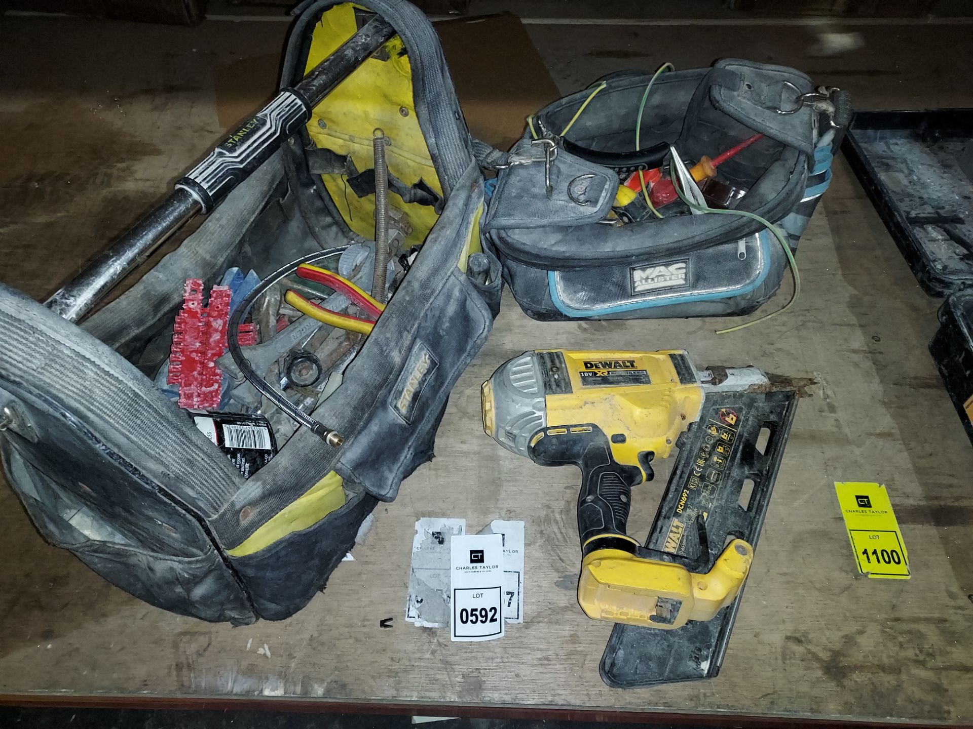 1 X DEWALT CORDLESS NAIL GUN 18V ( DCN692) - PLEASE NOTE THIS IS POOR CONDITION - RUST ) AND 2 X