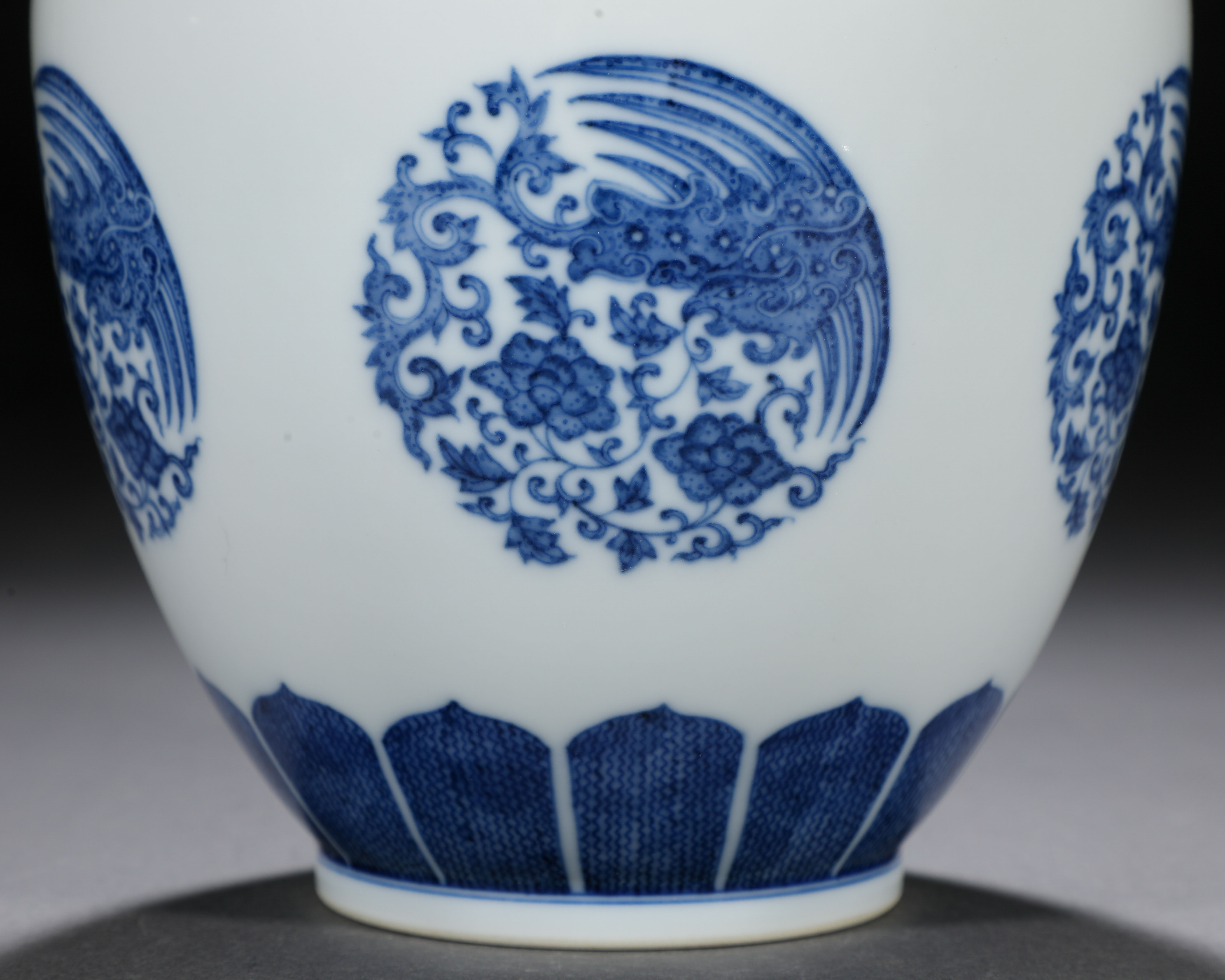 A Chinese Blue and White Medallion Vase - Image 5 of 9