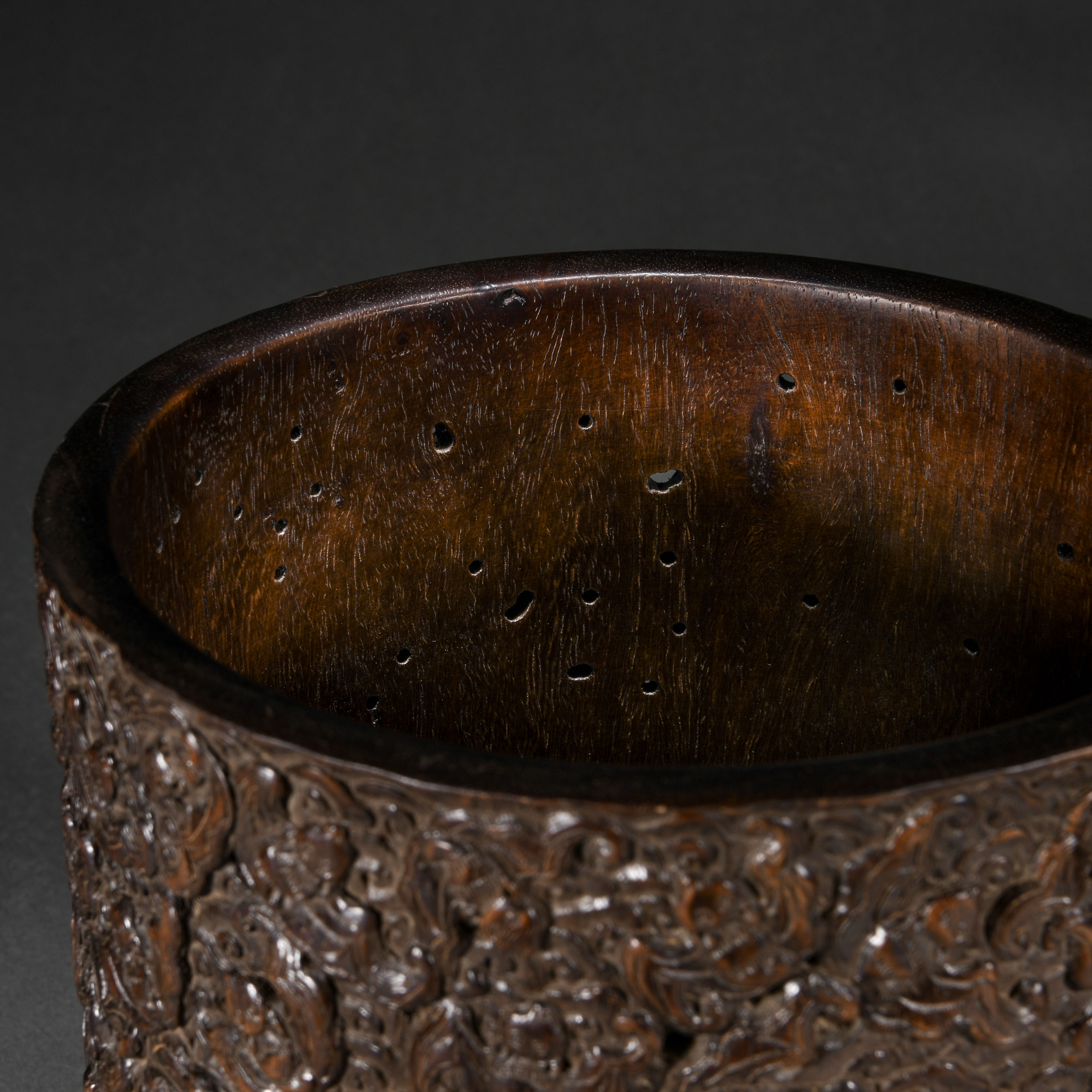 A Chinese Carved Aloes-wood Bats Brush-pot - Image 5 of 9