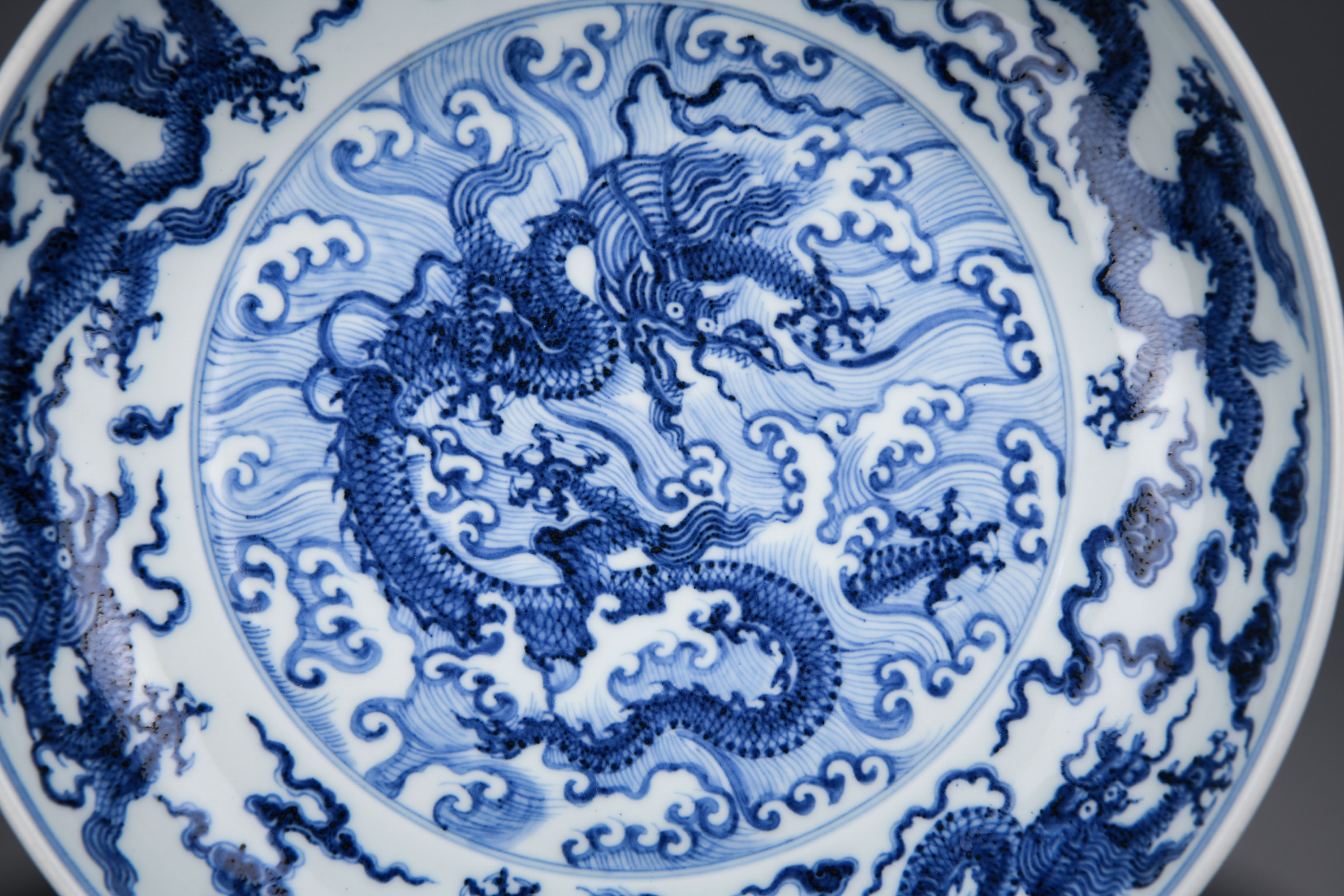 A Chinese Blue and White Dragon Dish - Image 2 of 7