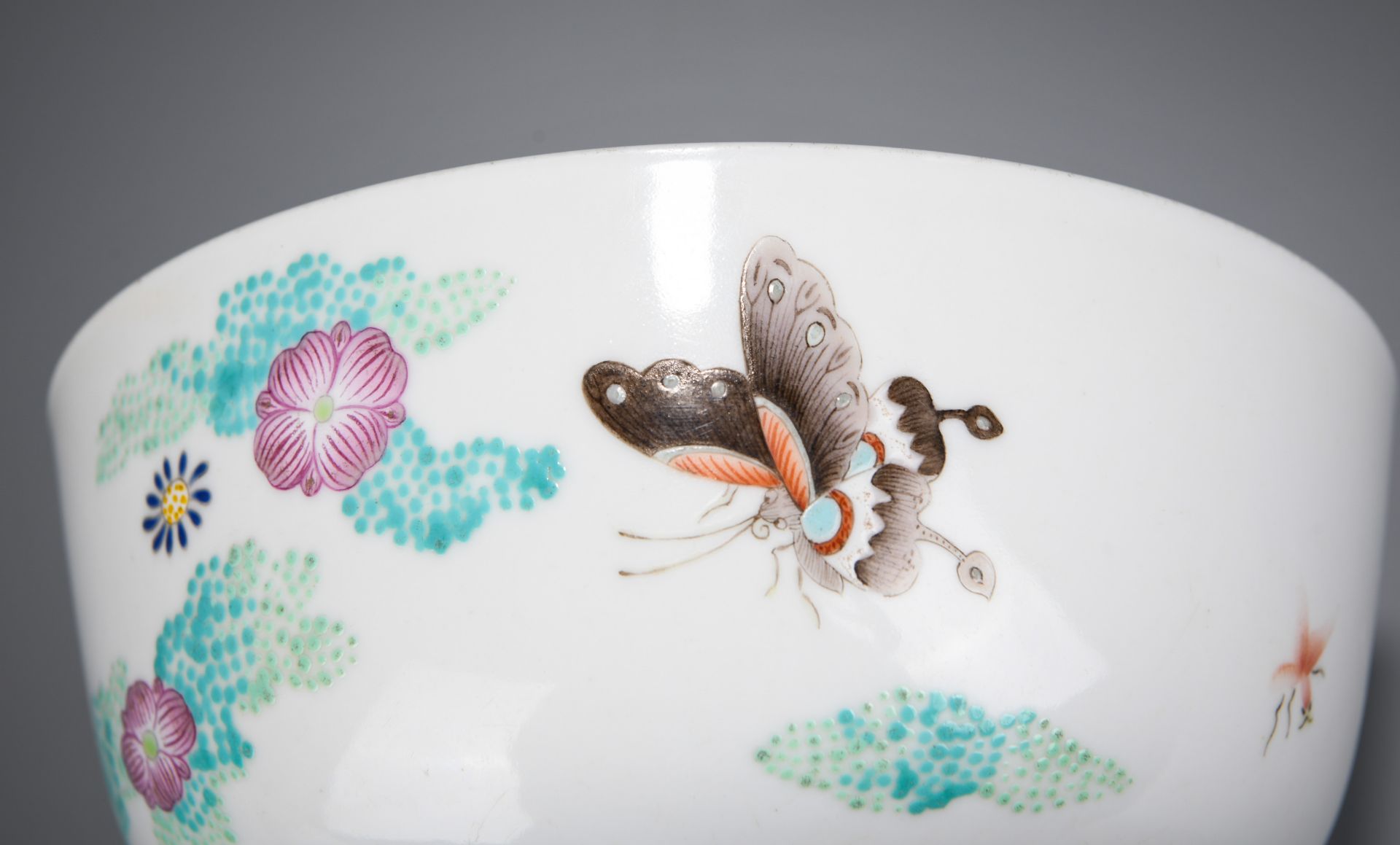 A Chinese Famille Rose Butterflies Bowl - Image 7 of 8