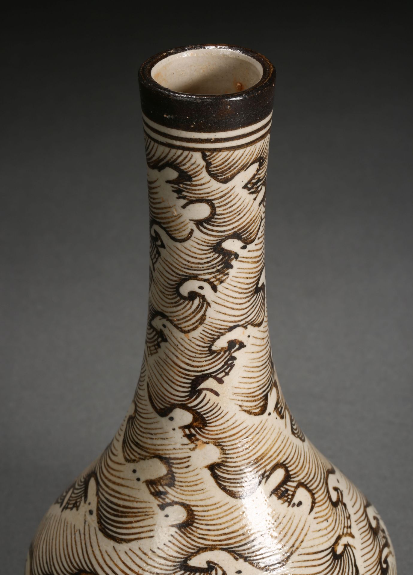 A Chinese Cizhou-ware Long Neck Vase - Image 3 of 8