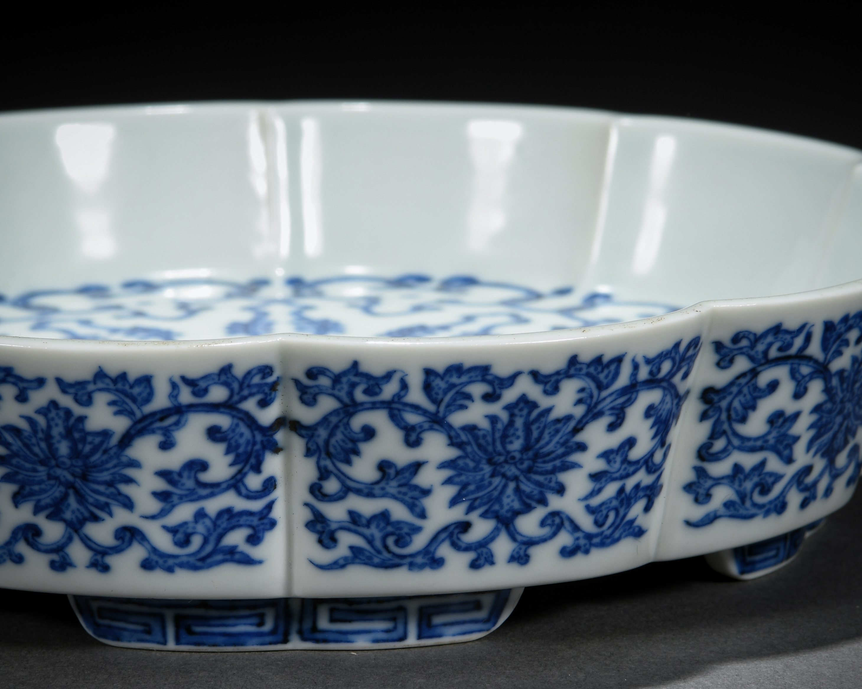 A Chinese Blue and White Lobed Dish - Image 3 of 9