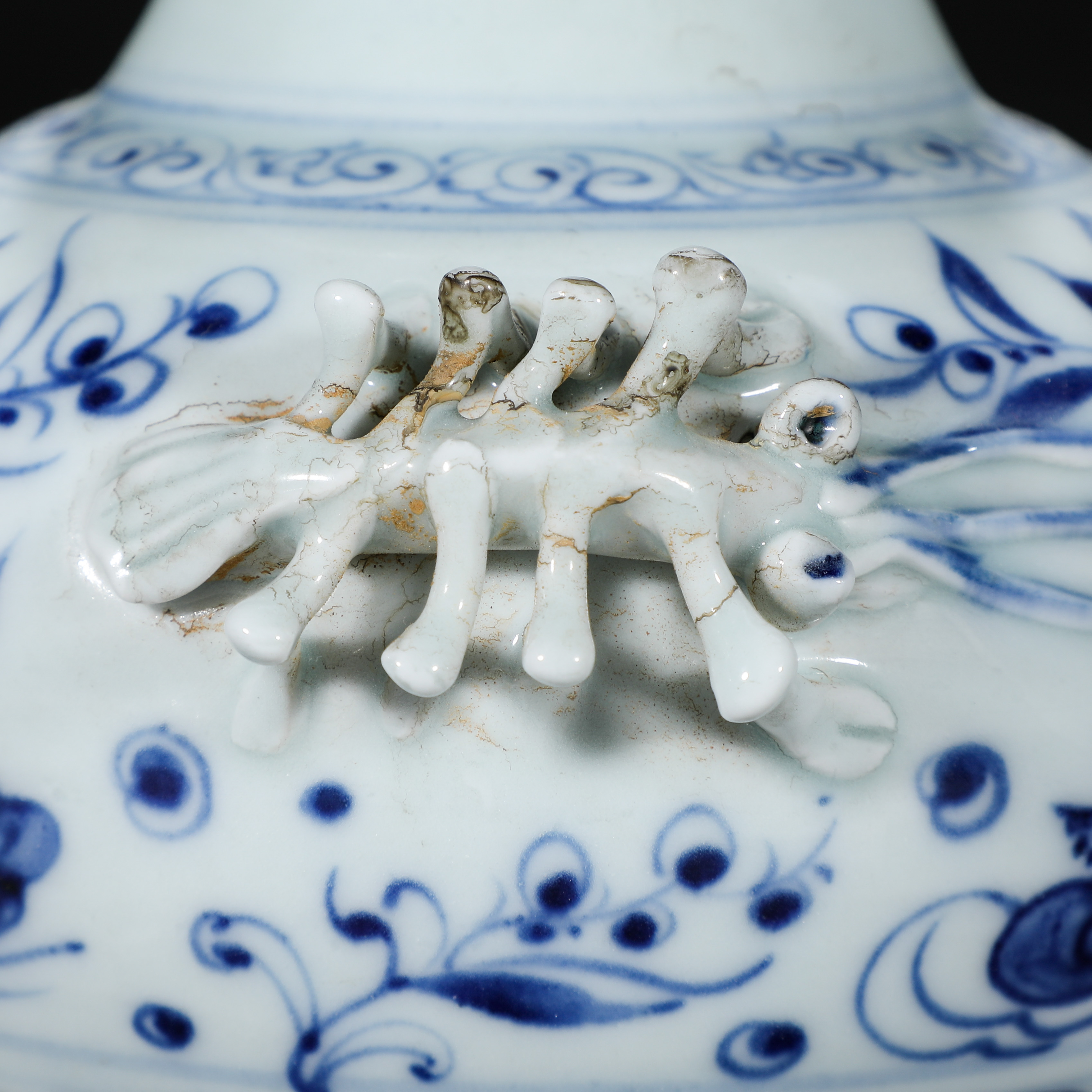 A Chinese Blue and White Lotus Pond Ewer - Image 5 of 9