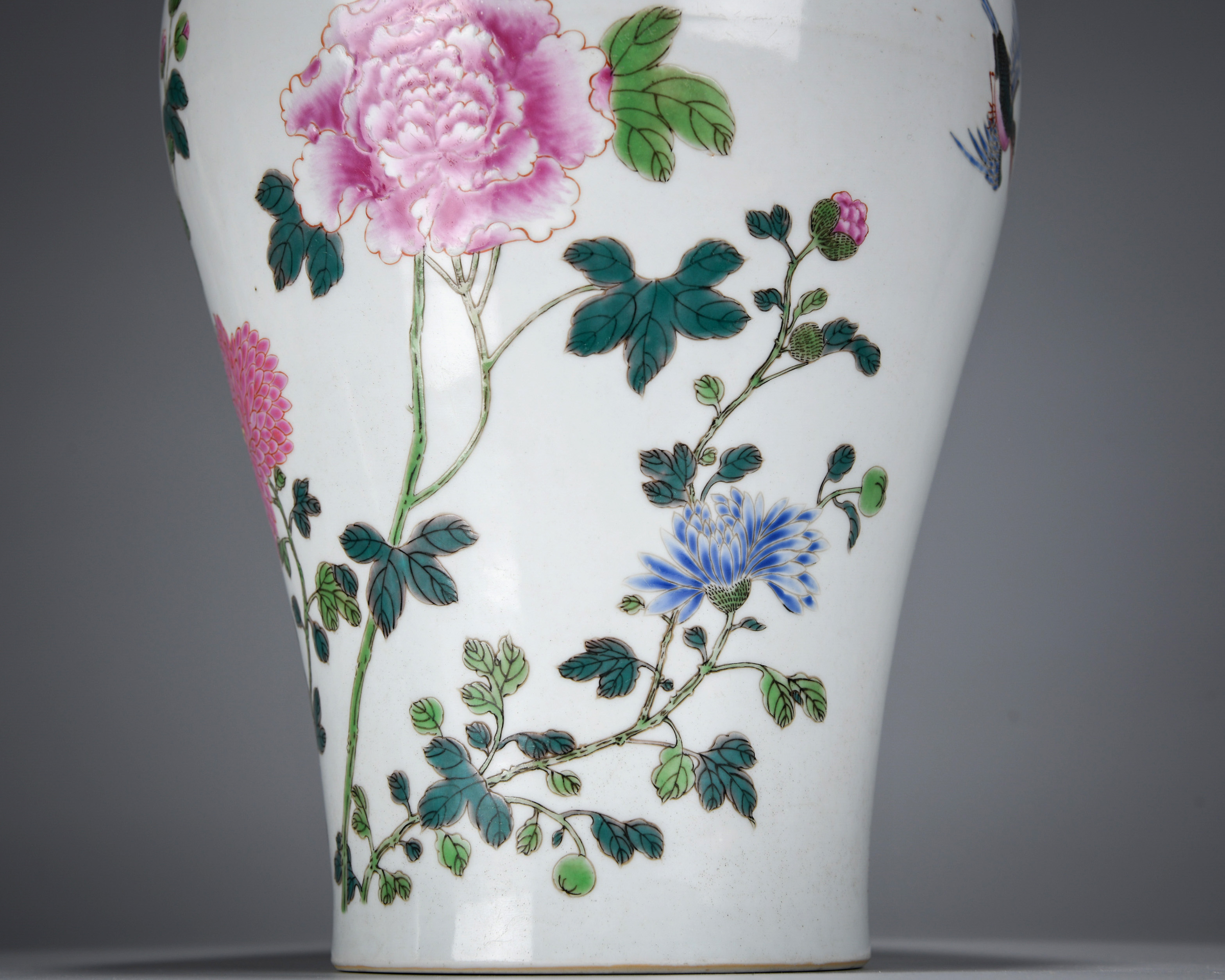 A Chinese Famille Rose Vase Meiping - Image 6 of 10